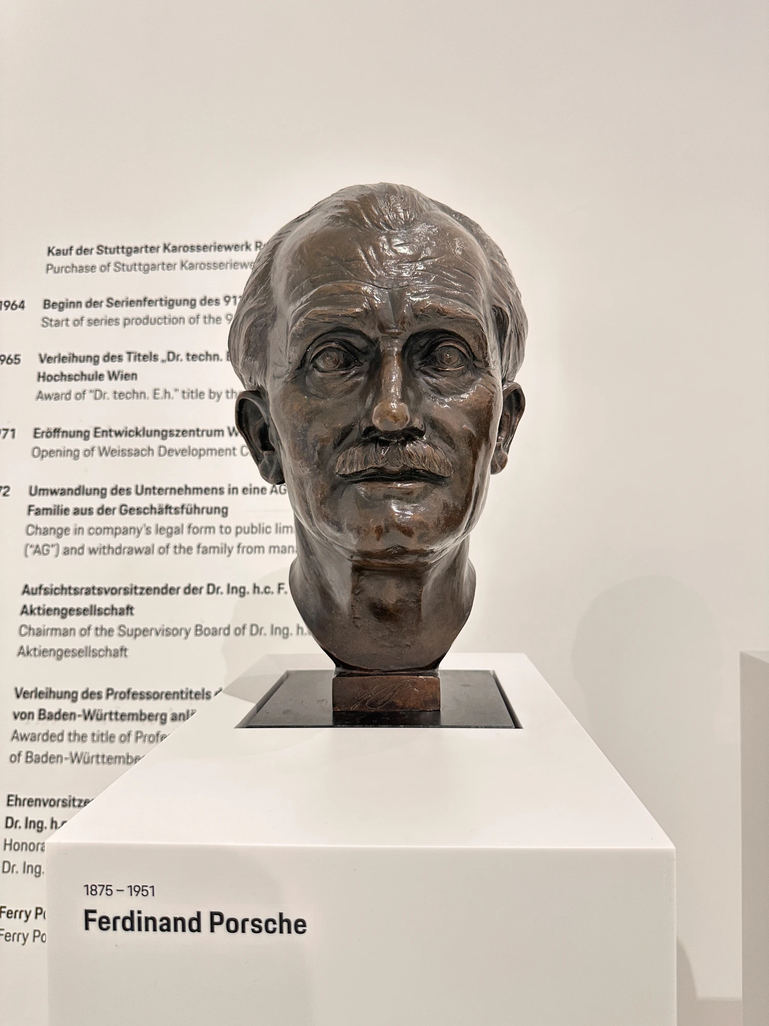 Museen Stuttgart Porsche Museum Ferdinand Porsche Skulptur