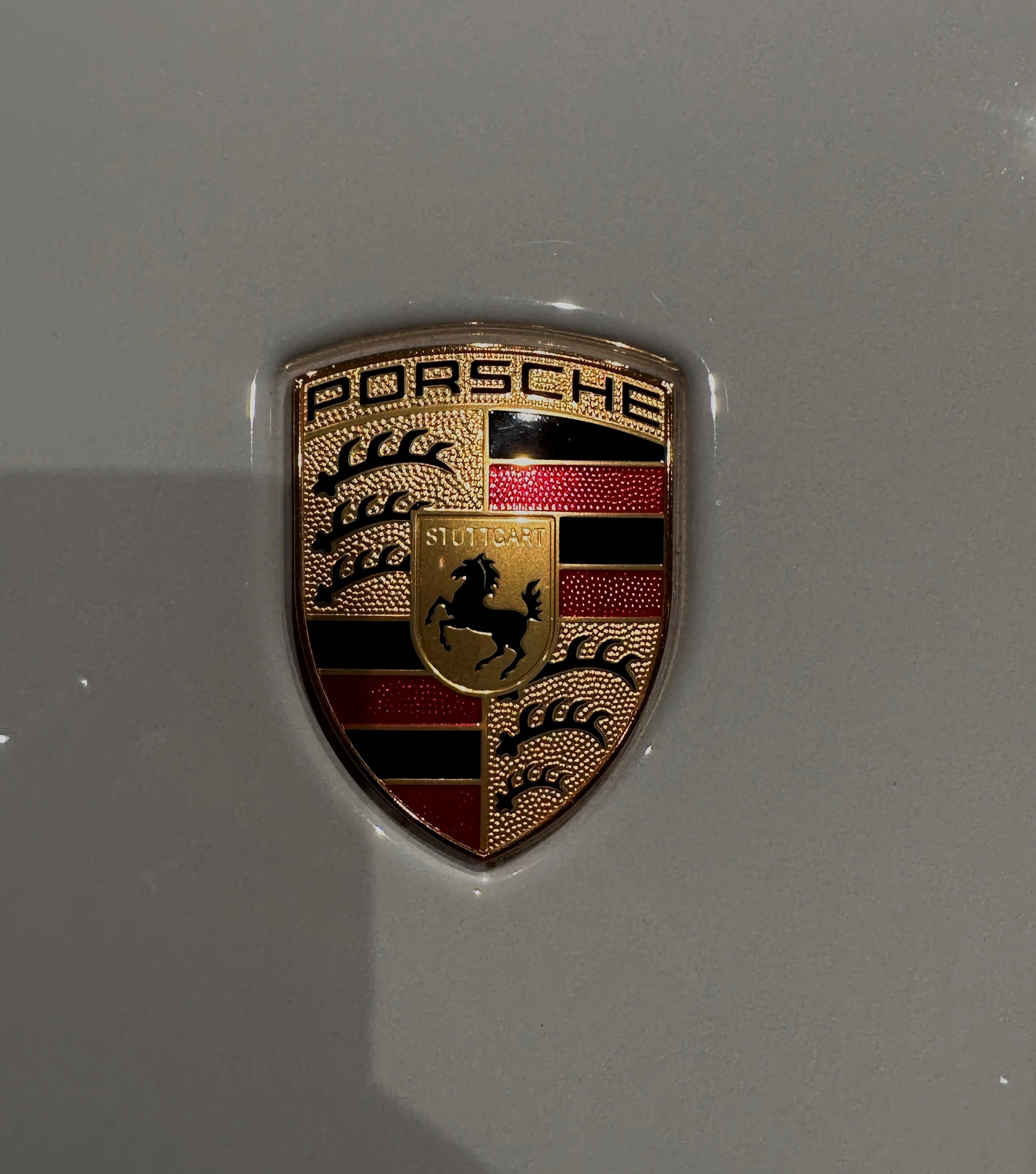 Porsche Wappen im Museum in Stuttgart