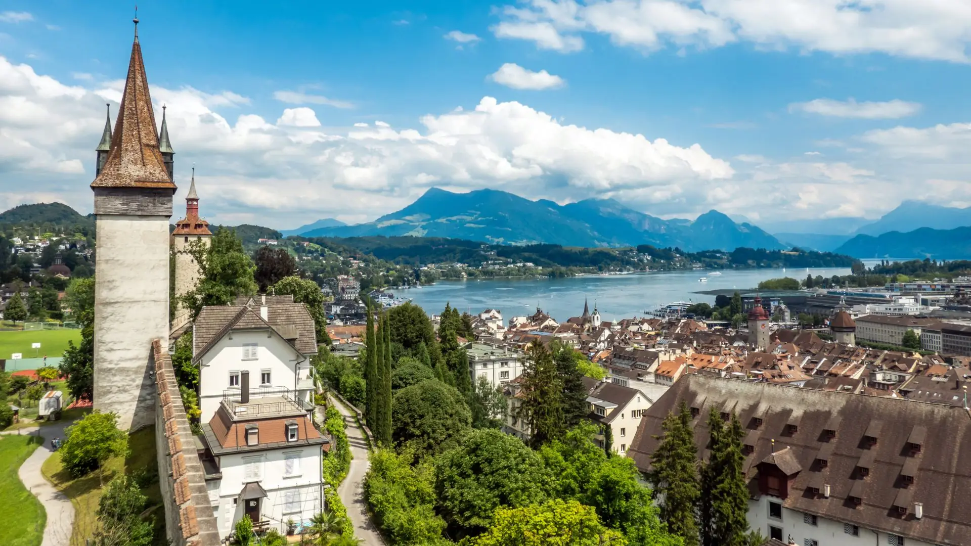 Panoramablick auf Luzern mit Bergen und See