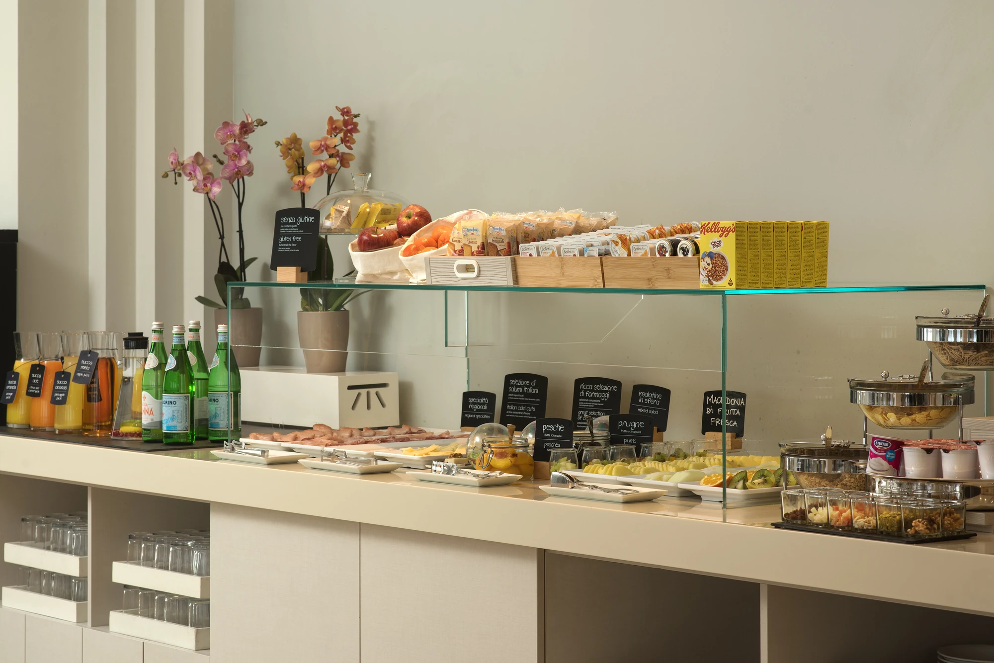 NH Ravenna Hotel Aussicht auf das Frühstücksbuffet mit Gebäck Müsli Käse und vielem weiteren