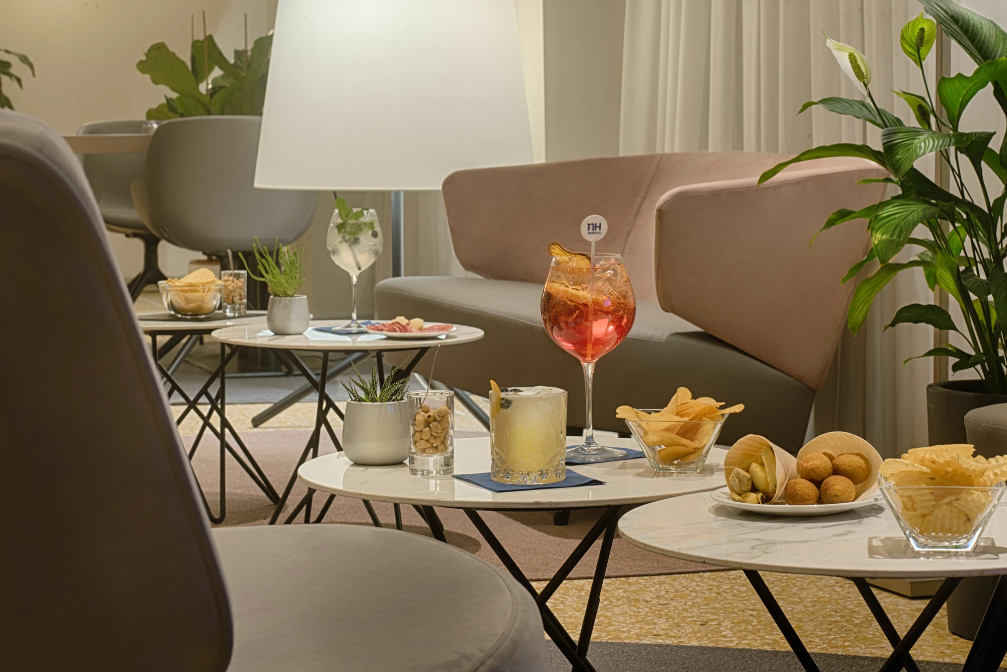 NH Ravenna Hotel Aussicht auf die Lobby mit vielen Sitzmöglichkeiten und sehr vielen leckeren Snacks und Getränken