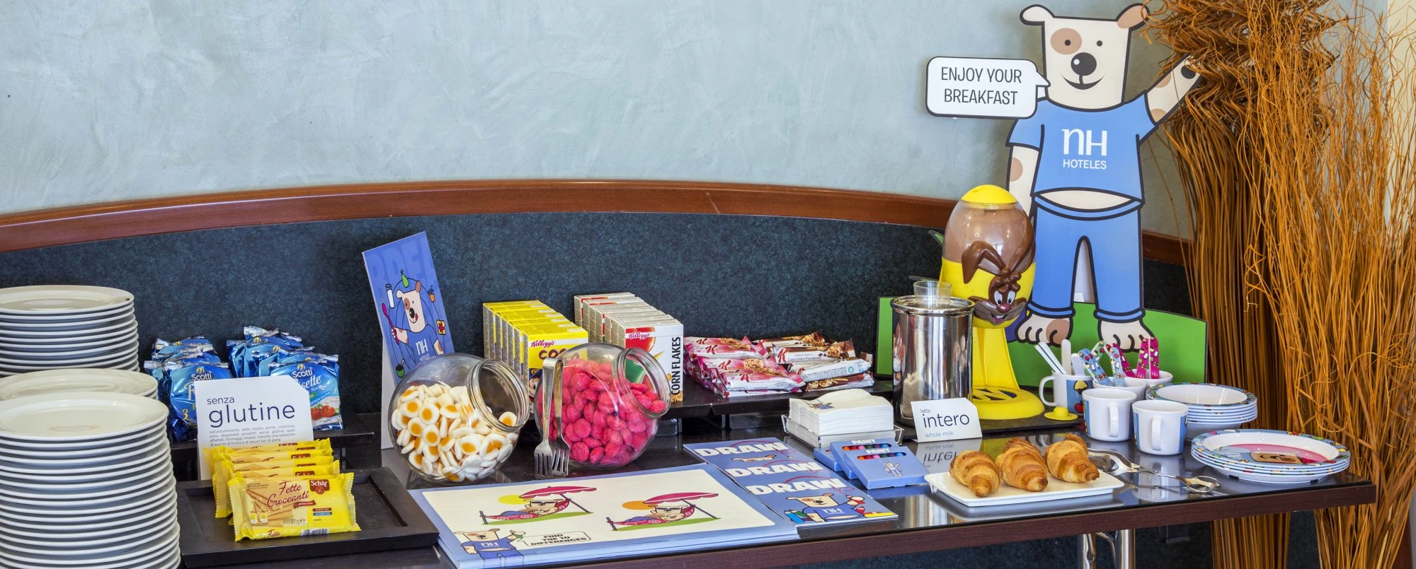 NH Ravenna Hotel Aussicht auf weitere Frühstücksmöglichkeiten mit Gebäck Kuchen Müsli und vielem mehr