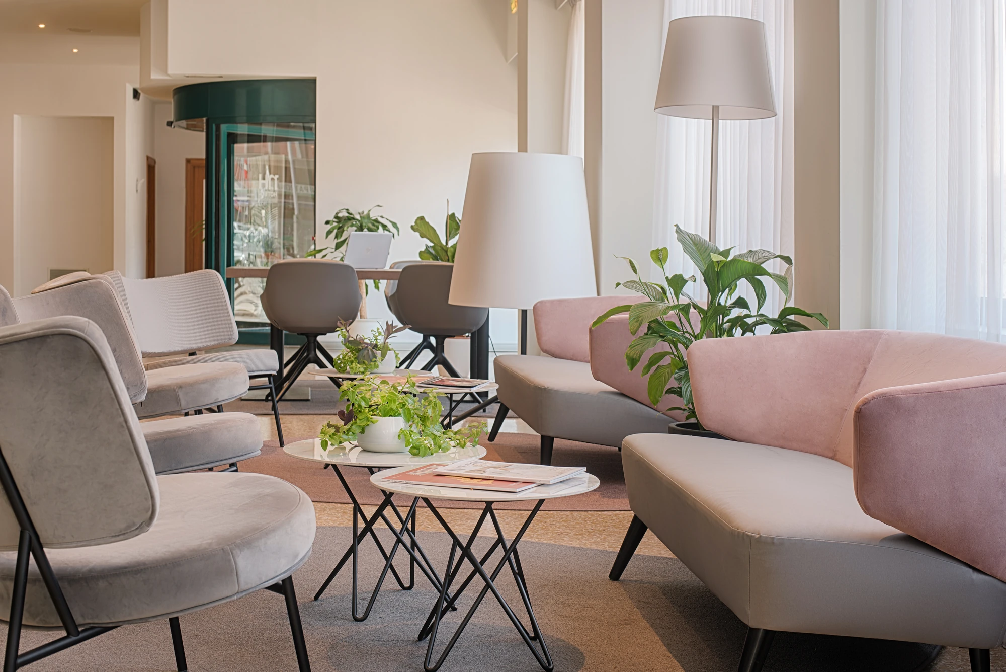 NH Ravenna Hotel angenehme Sitzmöglichkeiten im Hotel mit Couch und Stühlen in neutralen Farben