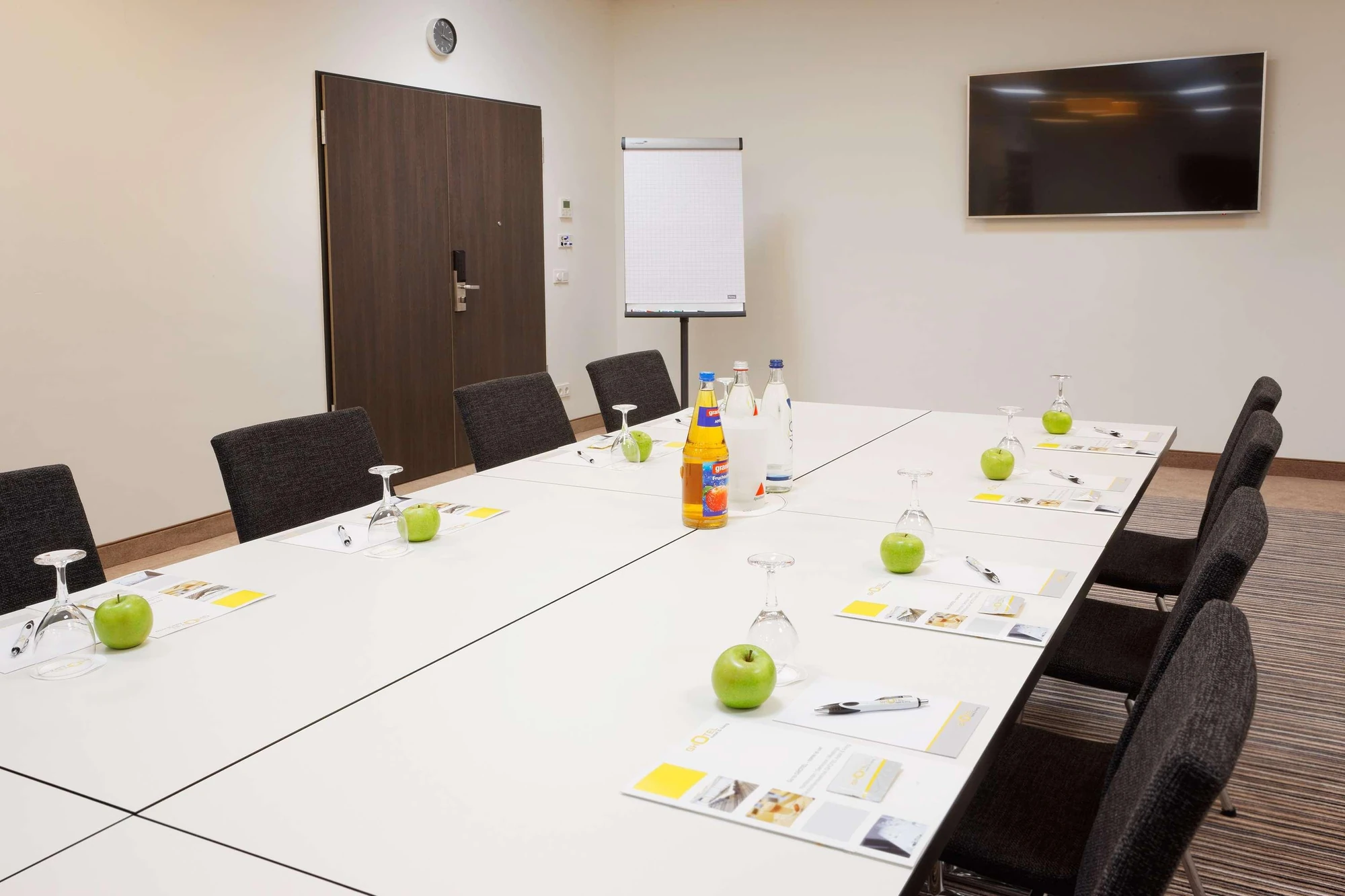 Nachhaltige Hotels - Ordentlich geschmückter Besprechungsraum des GHOTEL hotel & living