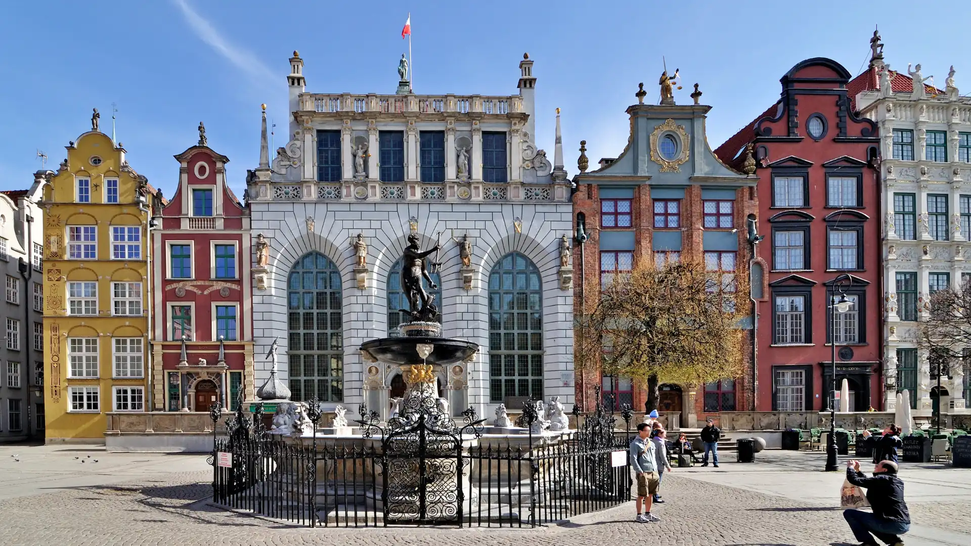 Historische bunte Giebelhäuser am Langen Markt in Danzig mit der Neptunbrunnen-Statue im Vordergrund