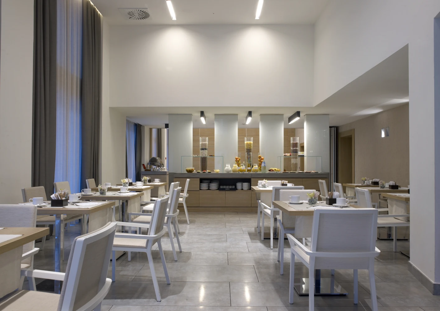 NH Pisa - Aussicht auf die Sitzmöglichkeiten in der Bar. Atmosphäre ist elegant und in neutralen Tönen gehalten