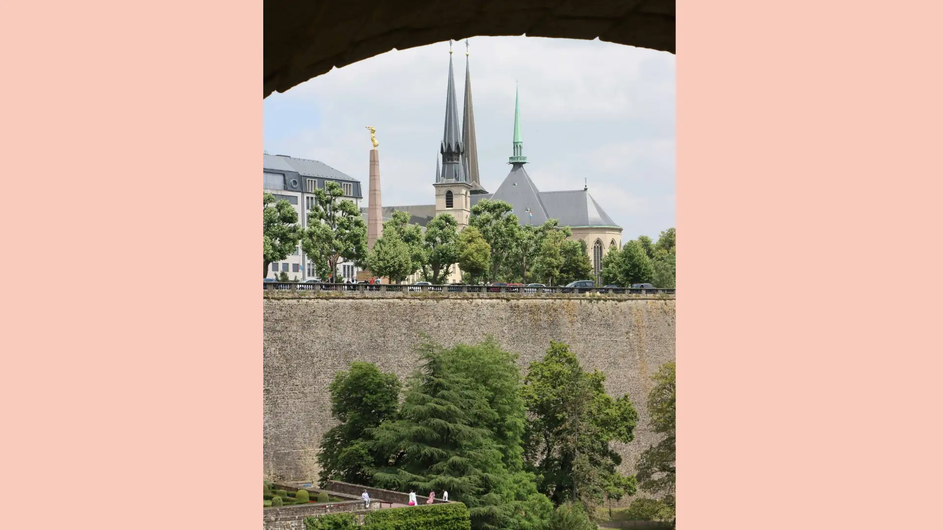 Die Notre Dame Kirche in der Luxemburger Altstadt.