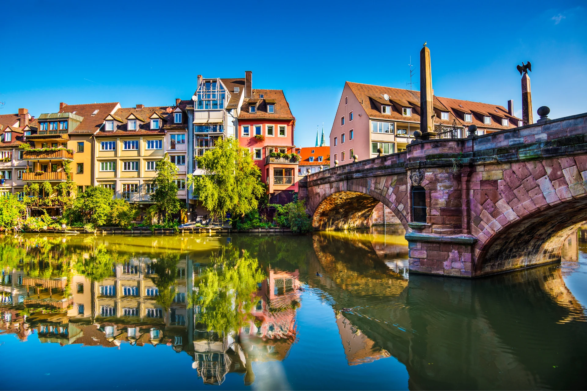Schöne Landschaft von Nürnberg mit Brücke und Wasser