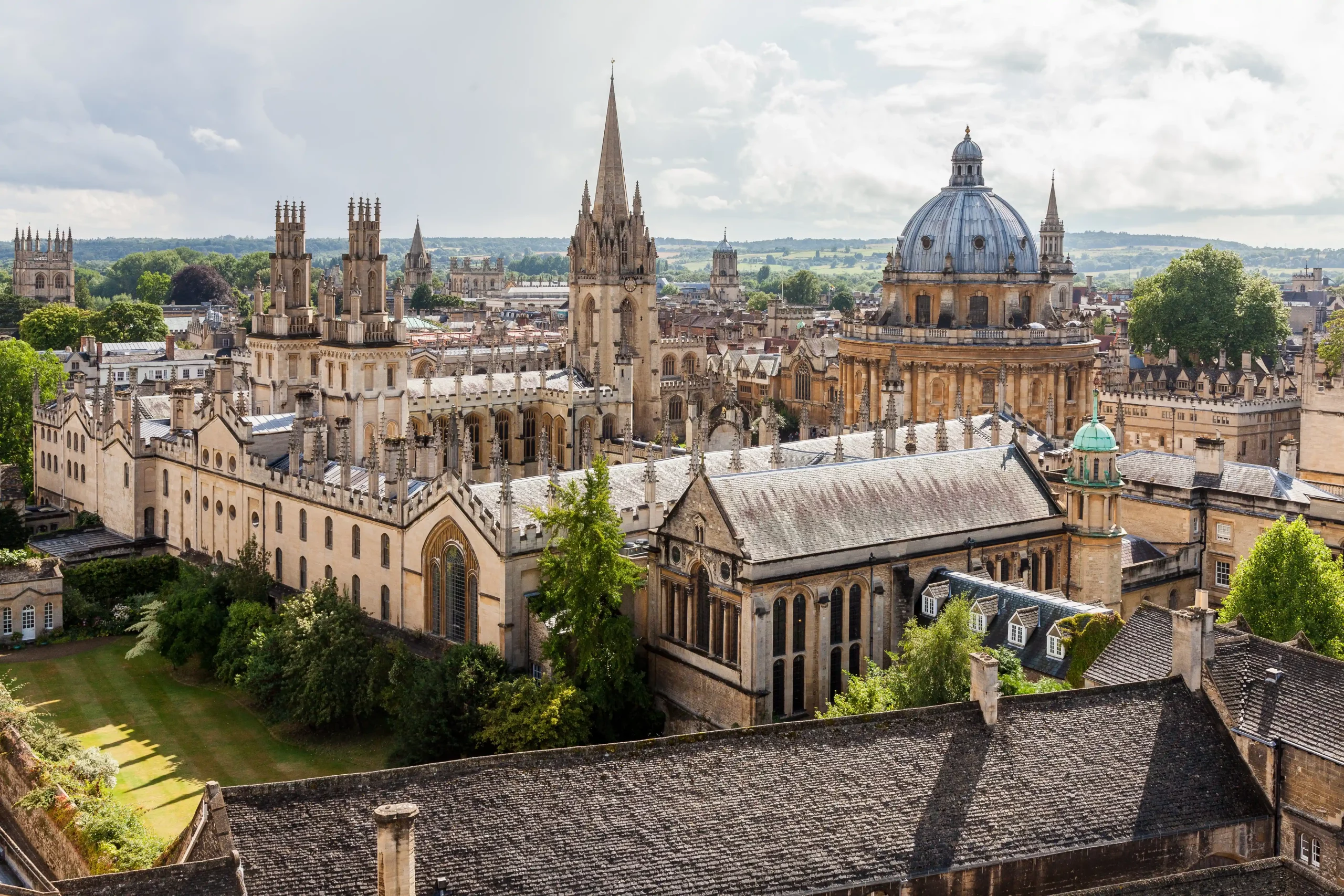 Die Skyline der Stadt Oxford mit der Radcliffe Camera und die Landschaft von Boars Hill