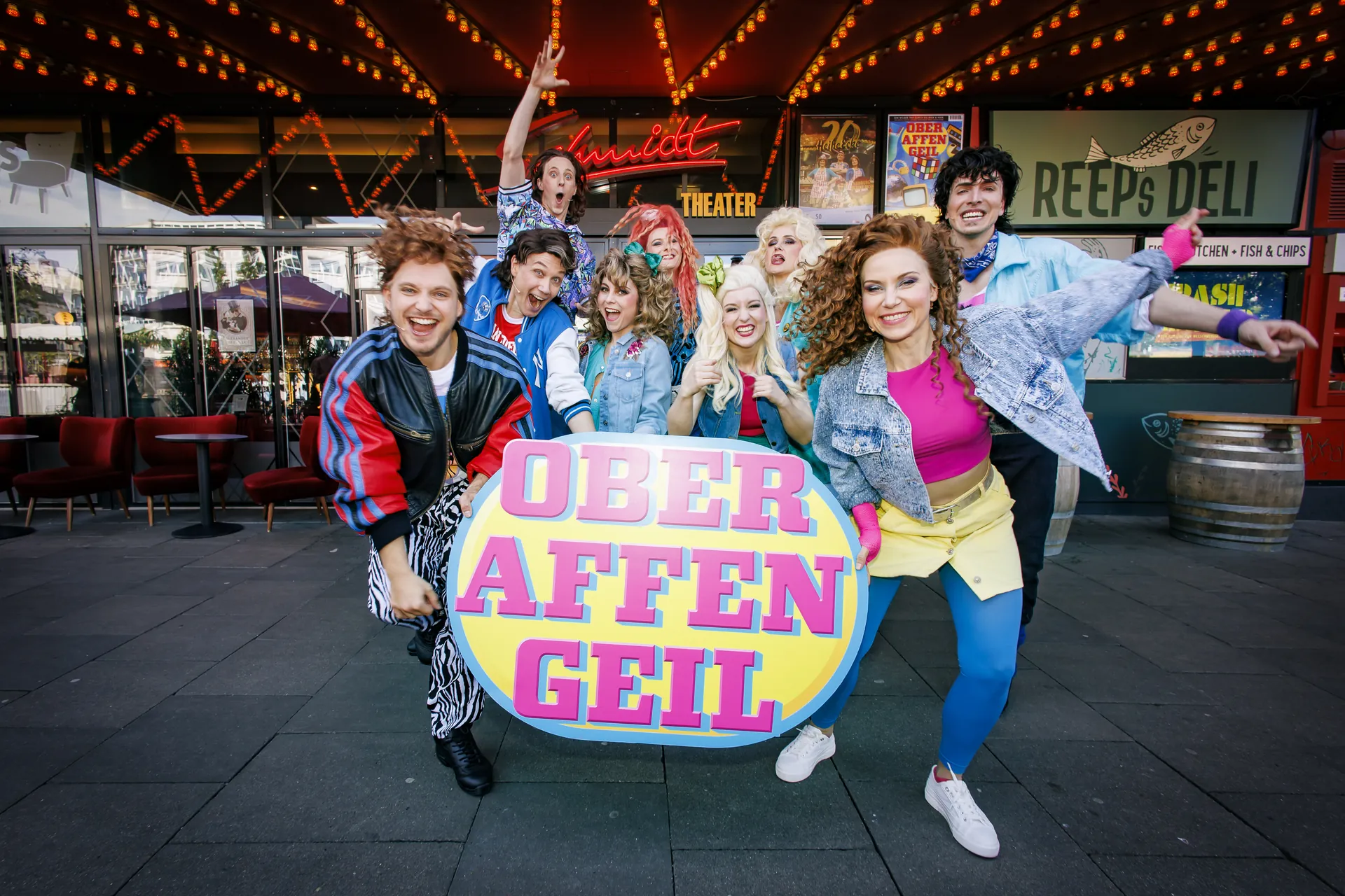 Oberaffengeil Ensemble vor dem Schmidt Theater