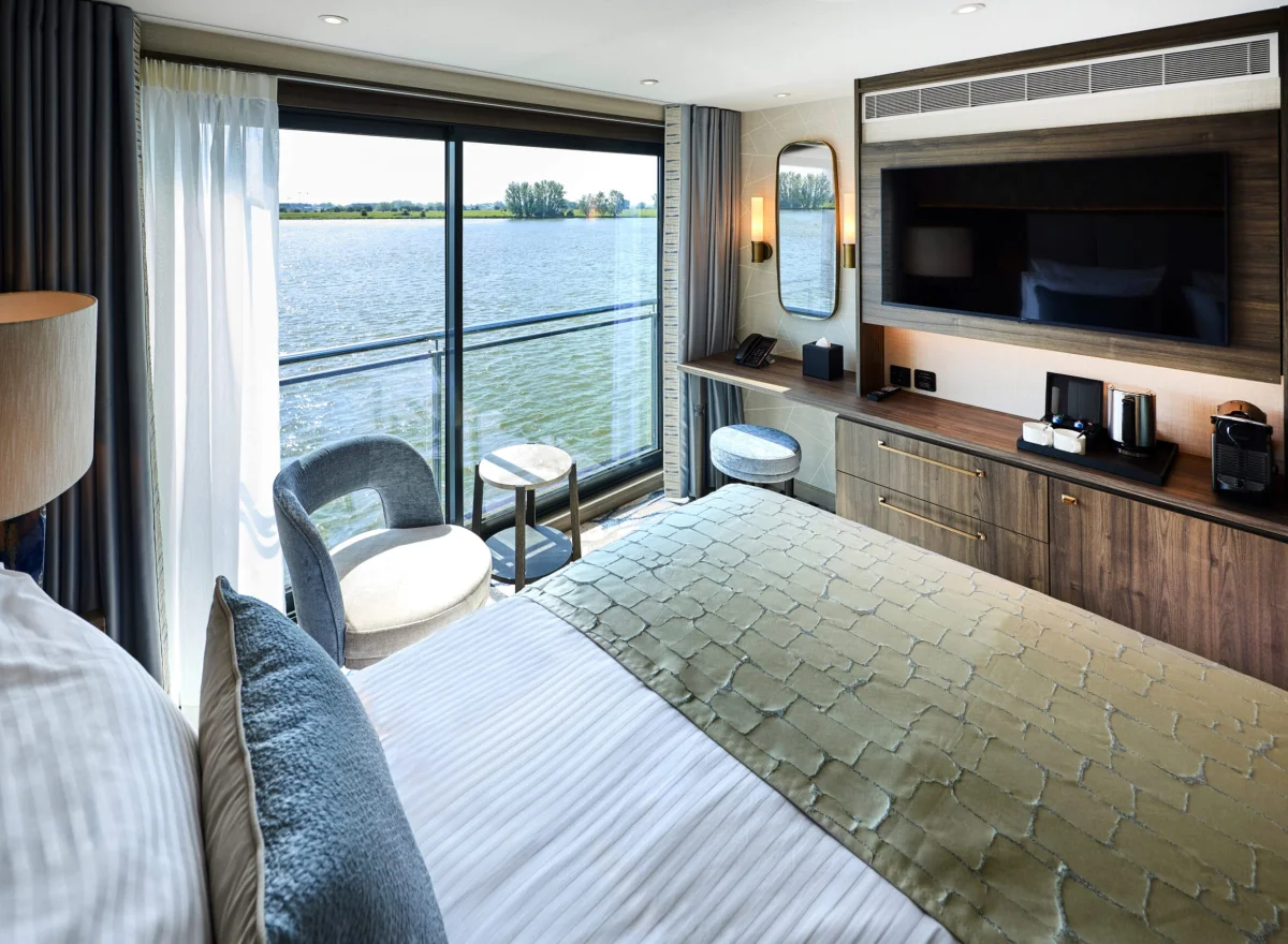 Luxuriöses Hotelzimmer mit Blick auf den Fluss