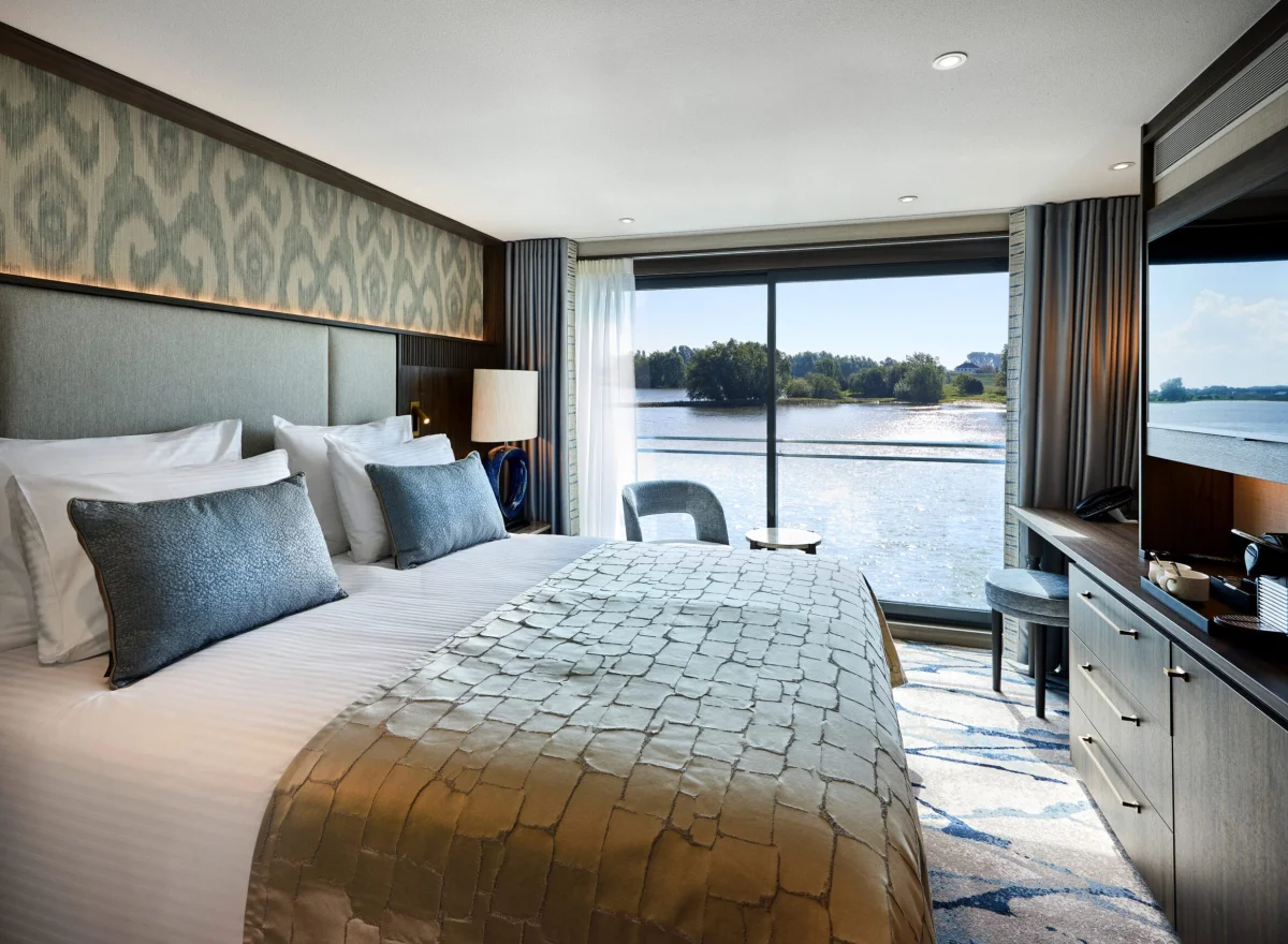 Luxuriöses Hotelzimmer mit Blick auf den Fluss