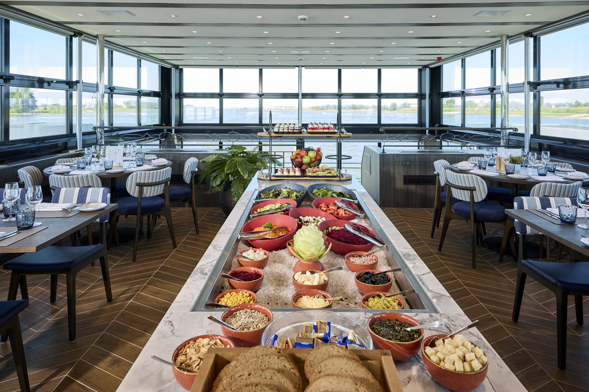 Restaurant mit Blick auf das Wasser und eine einladende Atmosphäre