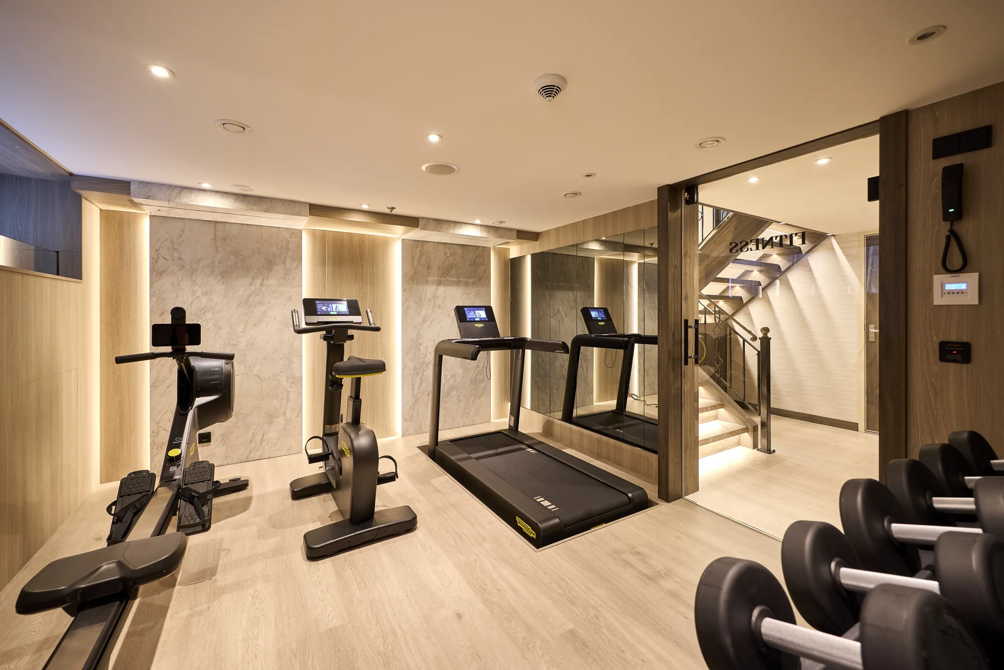 Modernes Fitnessstudio mit Laufband und Ergometer
