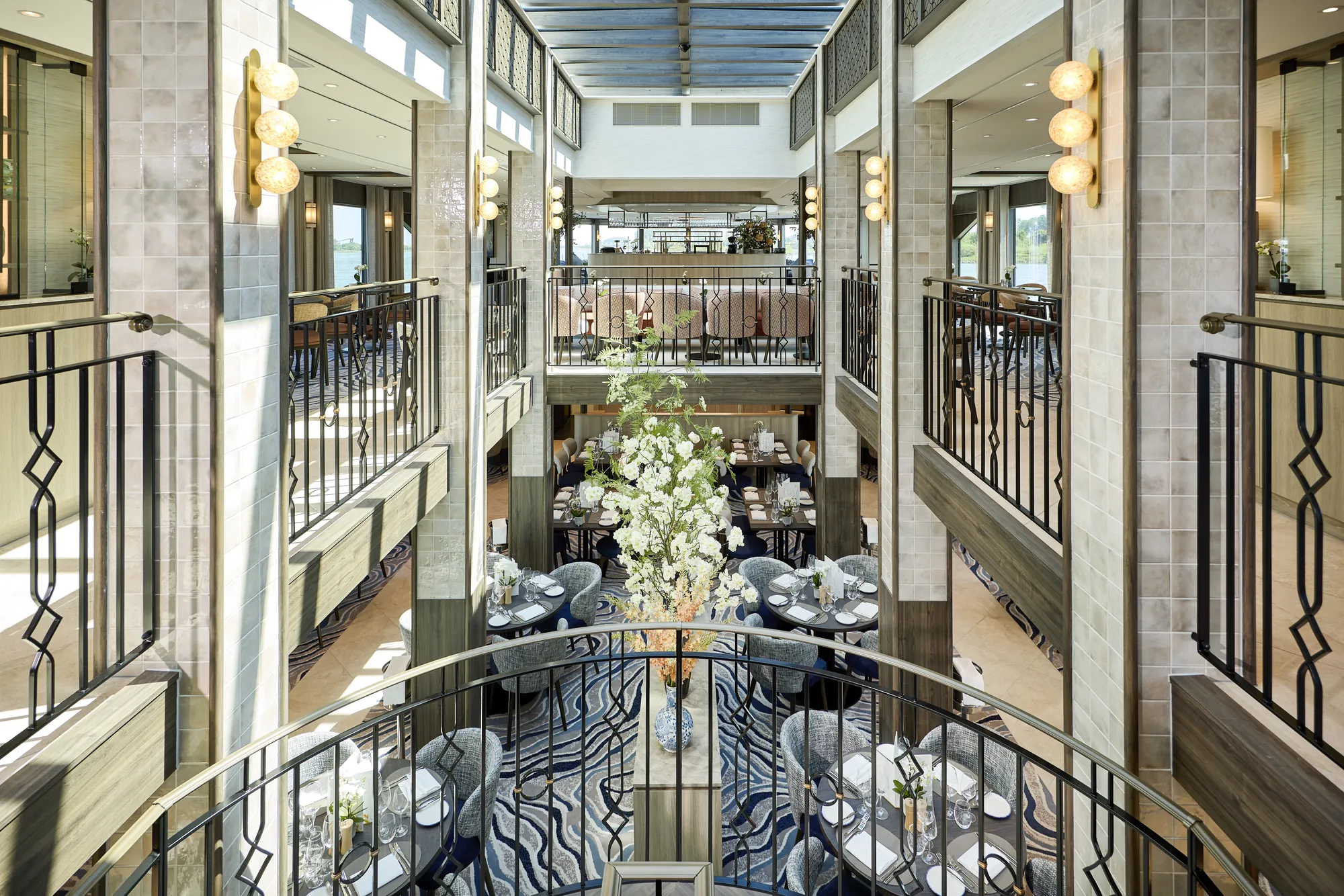 Moderner Essbereich mit geschmackvoller Einrichtung und Tischdekoration.