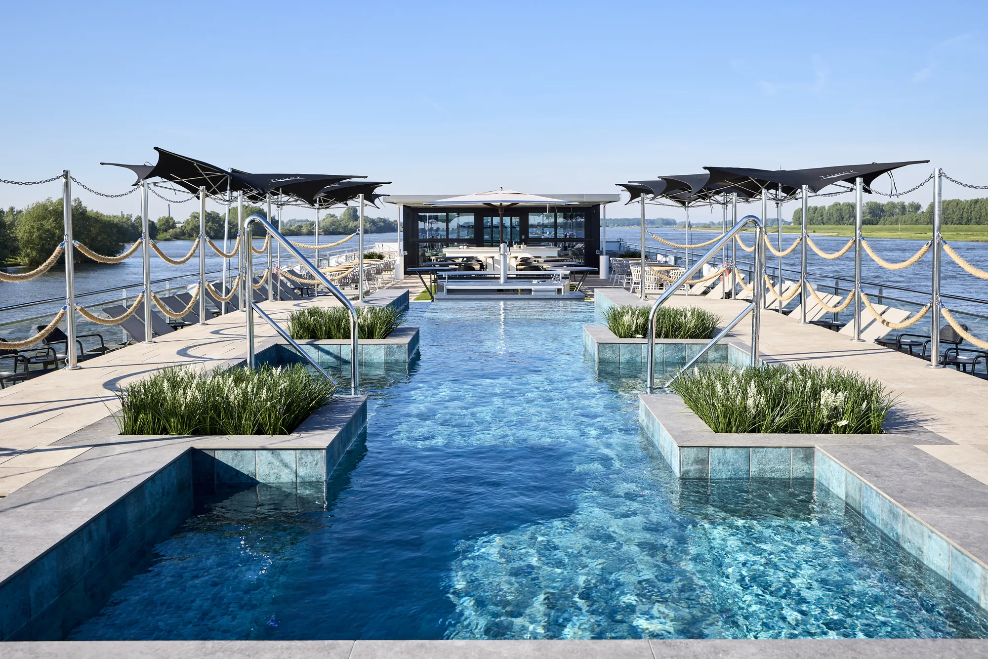 Modernes Pooldesign mit klaren Linien und stilvollen Elementen.