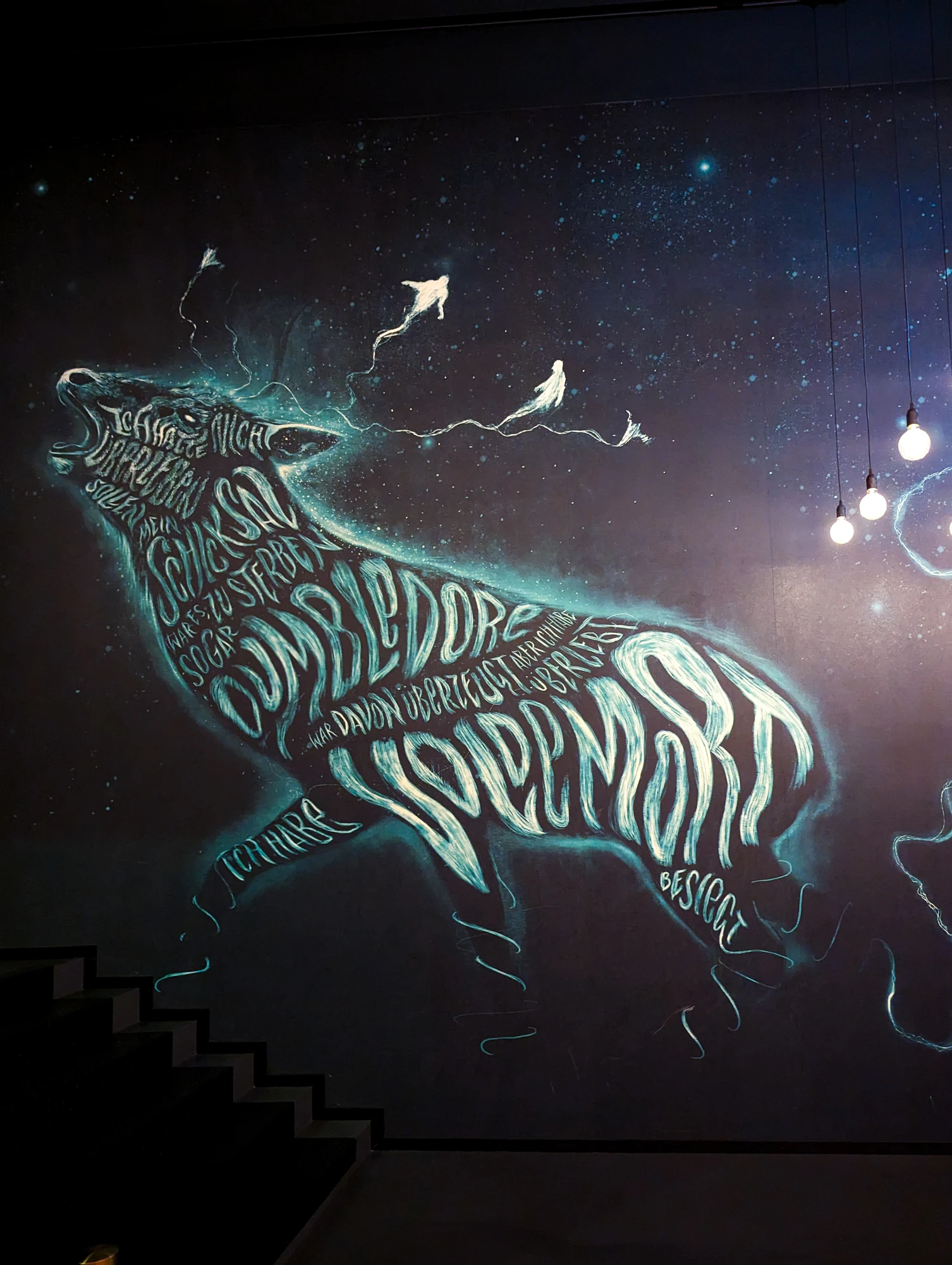 Magische Illustration eines Wolfes mit Schriftzügen und Sternenhimmel