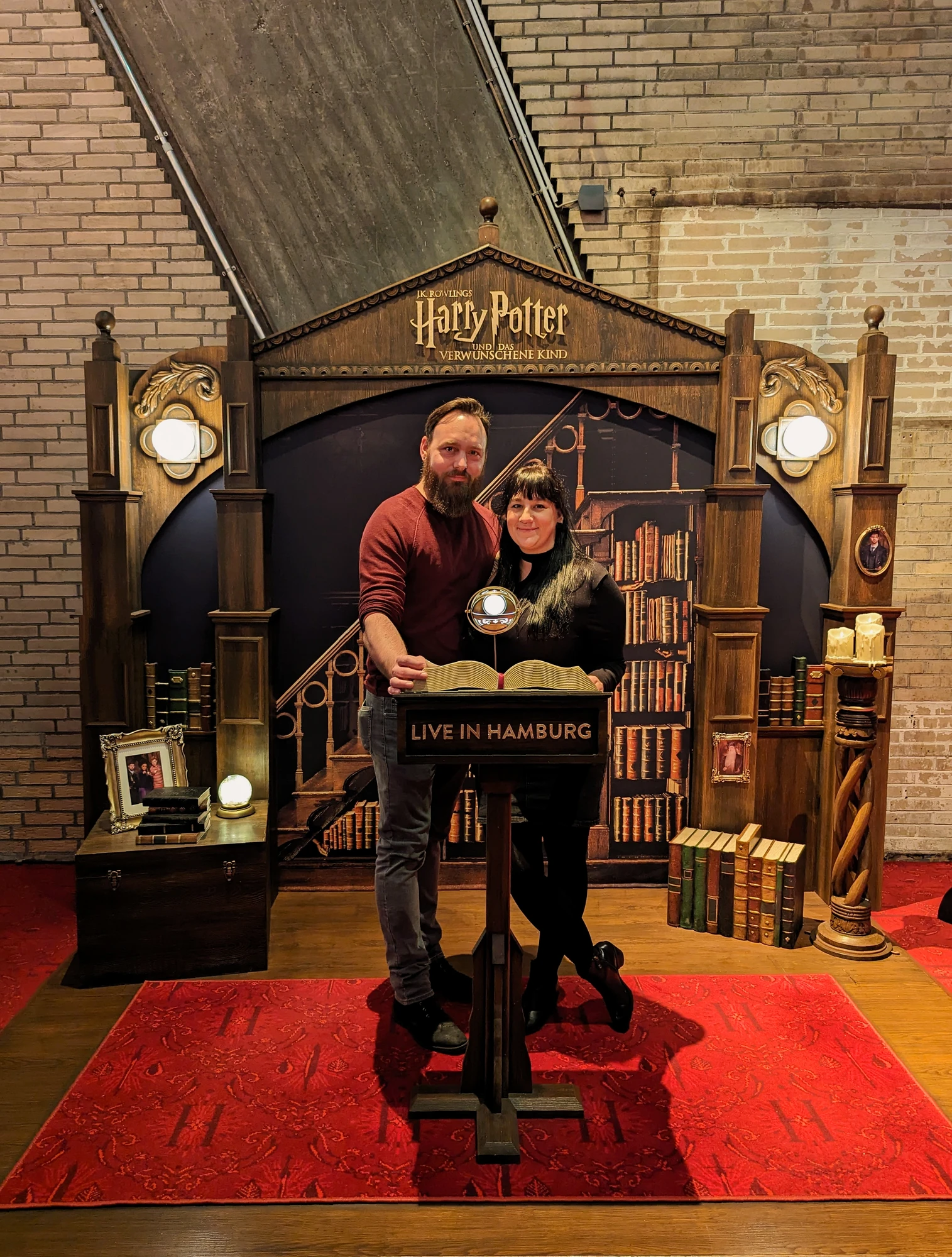 Fotohintergrund Harry Potter und das verwunsche Kind im Theater mit 2 Personen davor