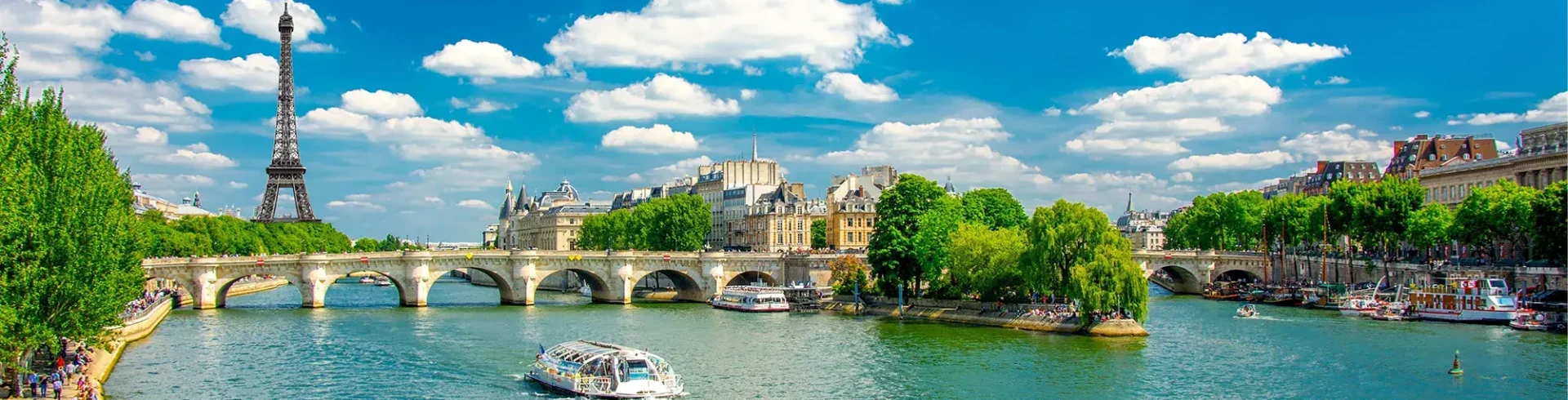 Panoramaansicht des Eiffelturms über die Seine in Paris