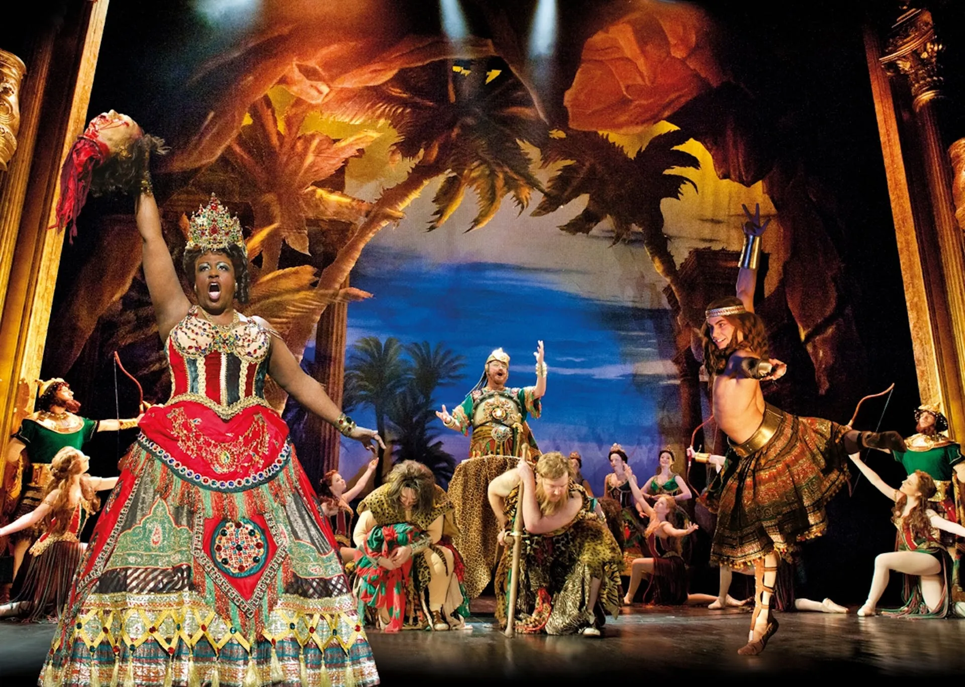 Phantom der Oper - Frau hält Kopf in die Höhe