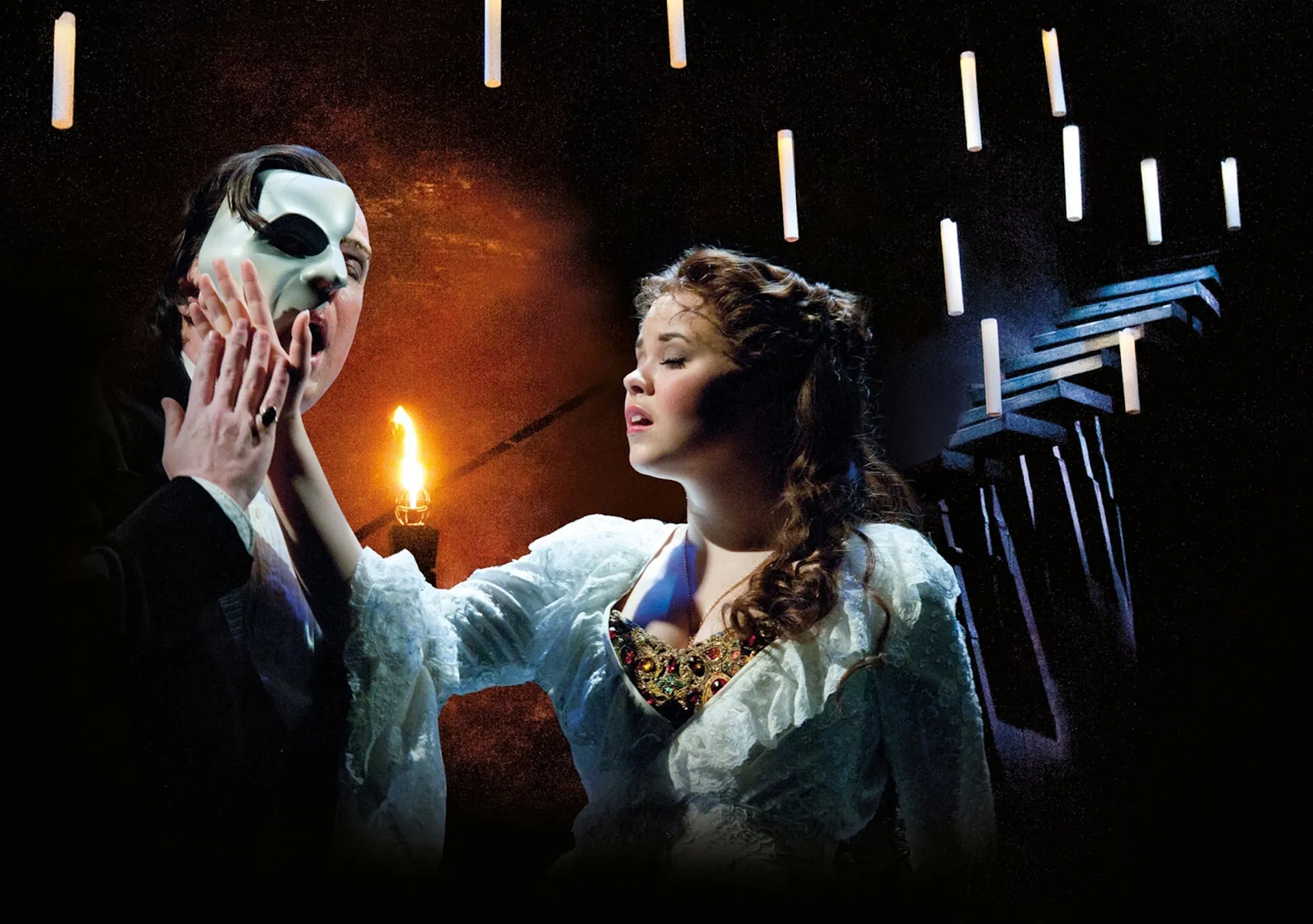 Phantom der Oper - Christine hält ihre Hand an die Maske vom Phantom
