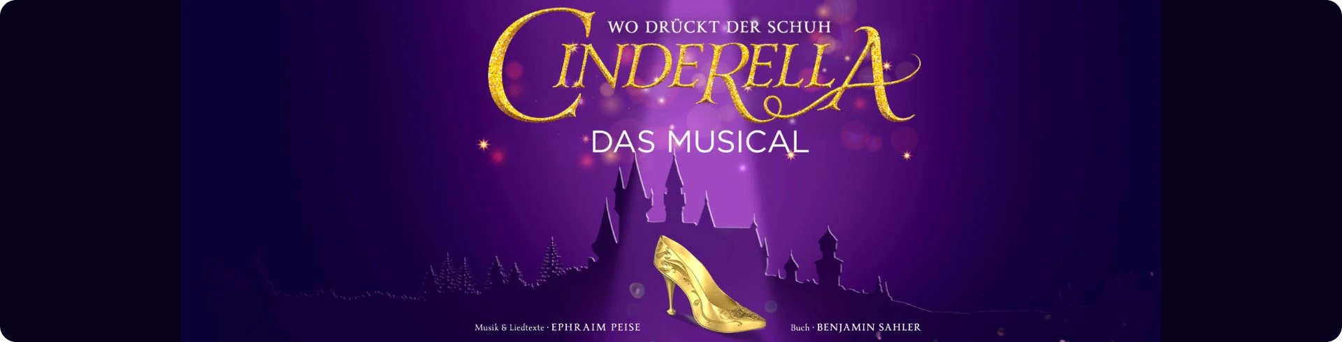 Bild des Musicals Cinderella mit einem goldenen Schuh, der Silhouette eines Schlosses und einem lila Hintergrund, auf dem der Titel und die Macher der Show zu sehen sind.