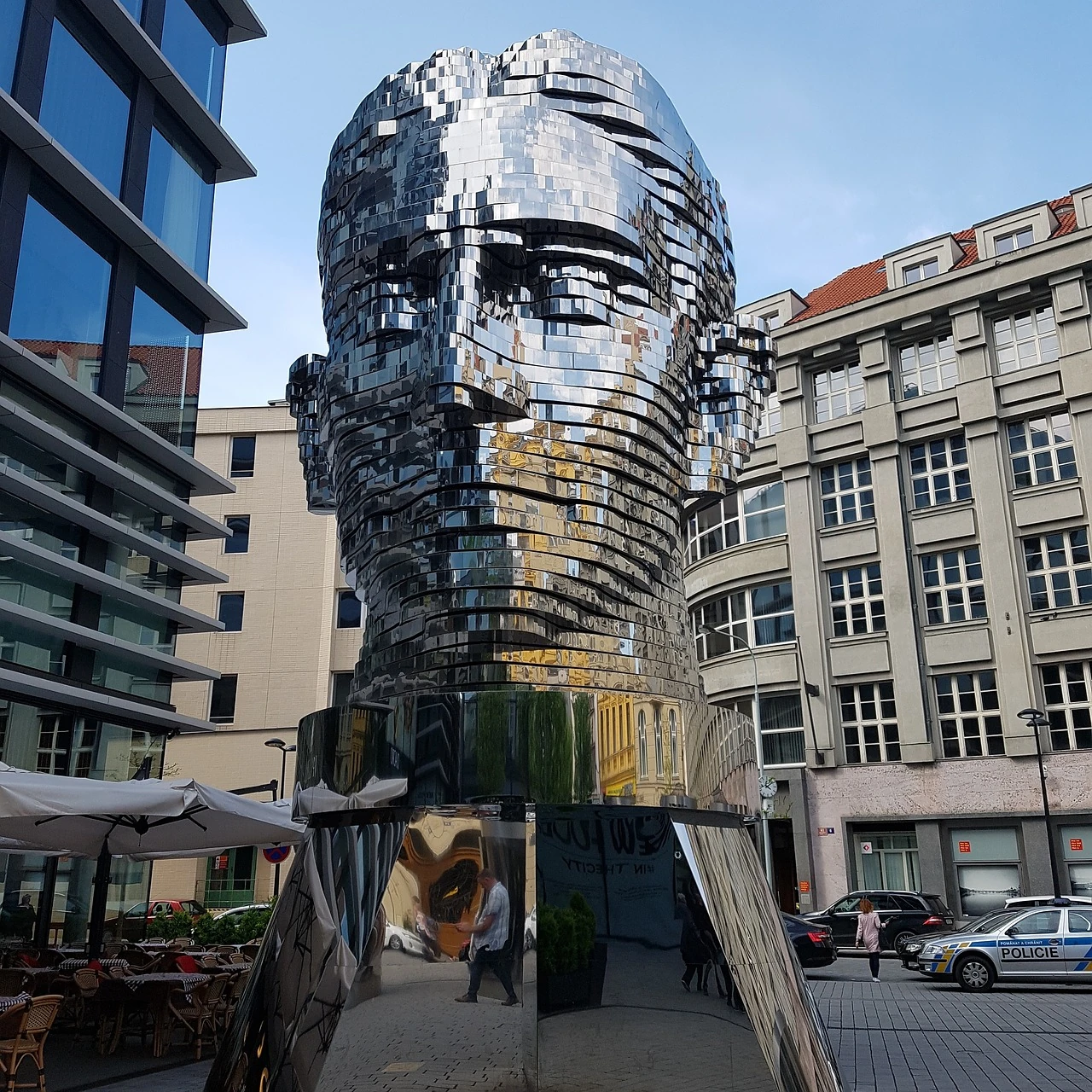 Prag - Statue Franz Kafkas - großer silberner Kopf inmitten der Stadt