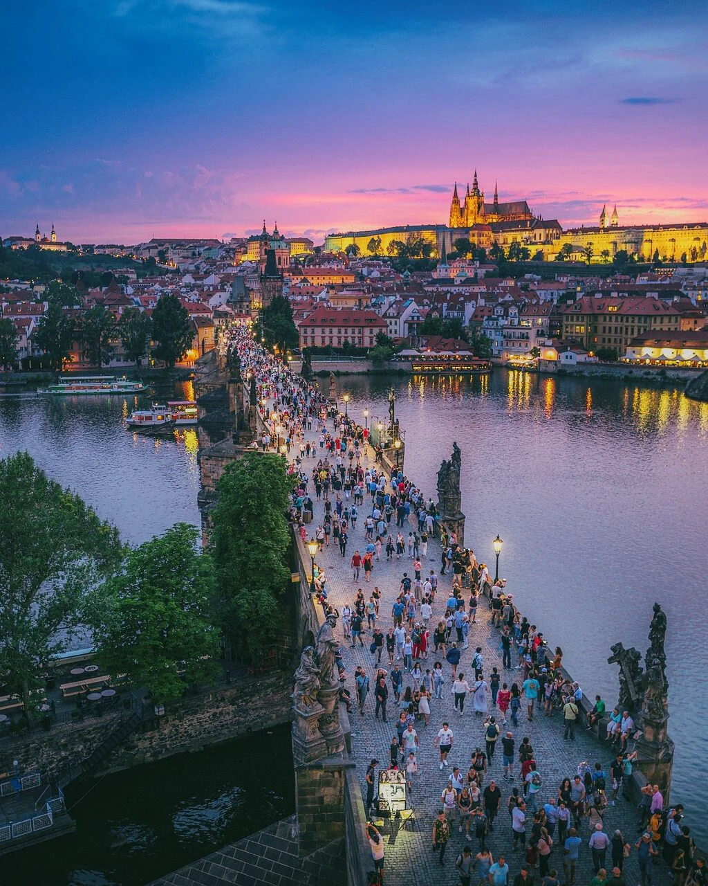Panoramablick auf Prag und die Karlsbrücke bei Sonnenuntergang