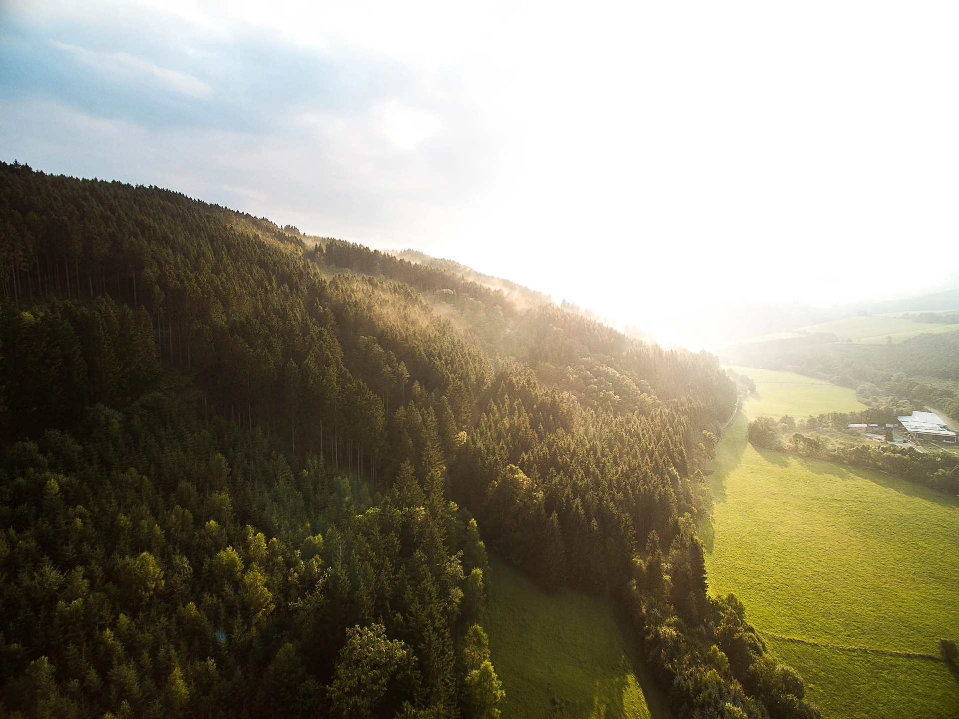 Sauerland - Aussicht auf die Berglandschaft bei sonnigem Wetter