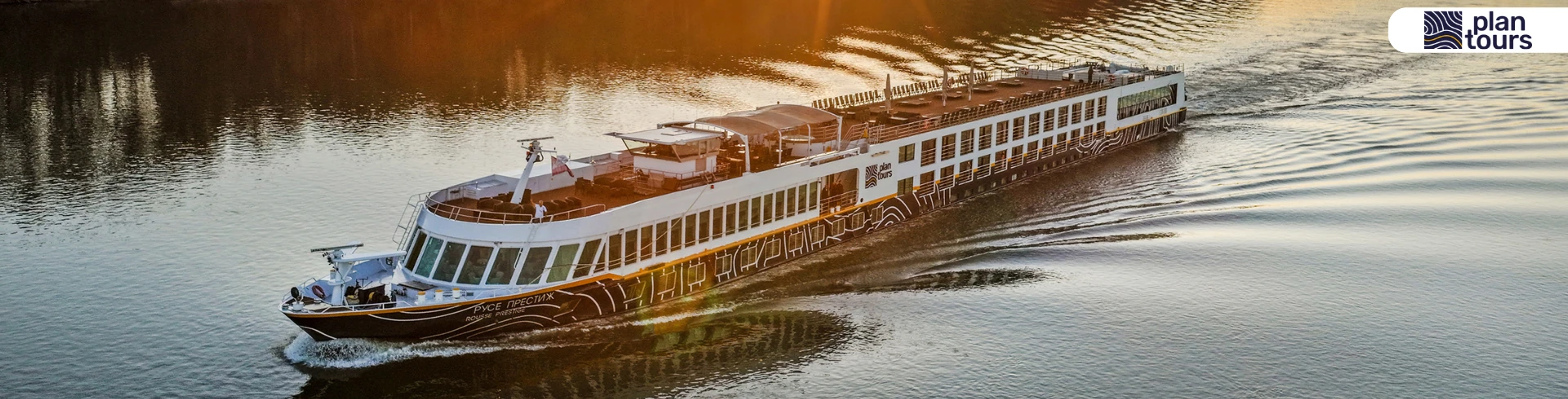 Flusskreuzfahrtschiff fährt auf ruhigem Wasser bei Sonnenuntergang mit Sonnenreflexionen