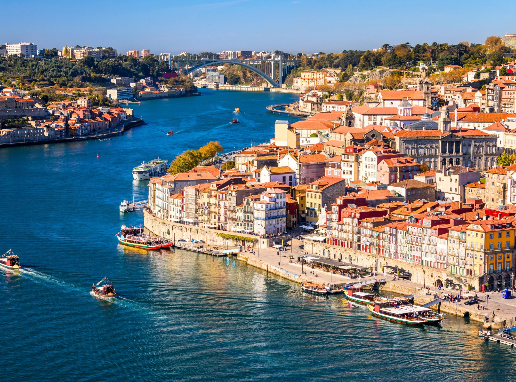 Historische Architektur in Porto mit bunten Fassaden und einem klaren Himmel.