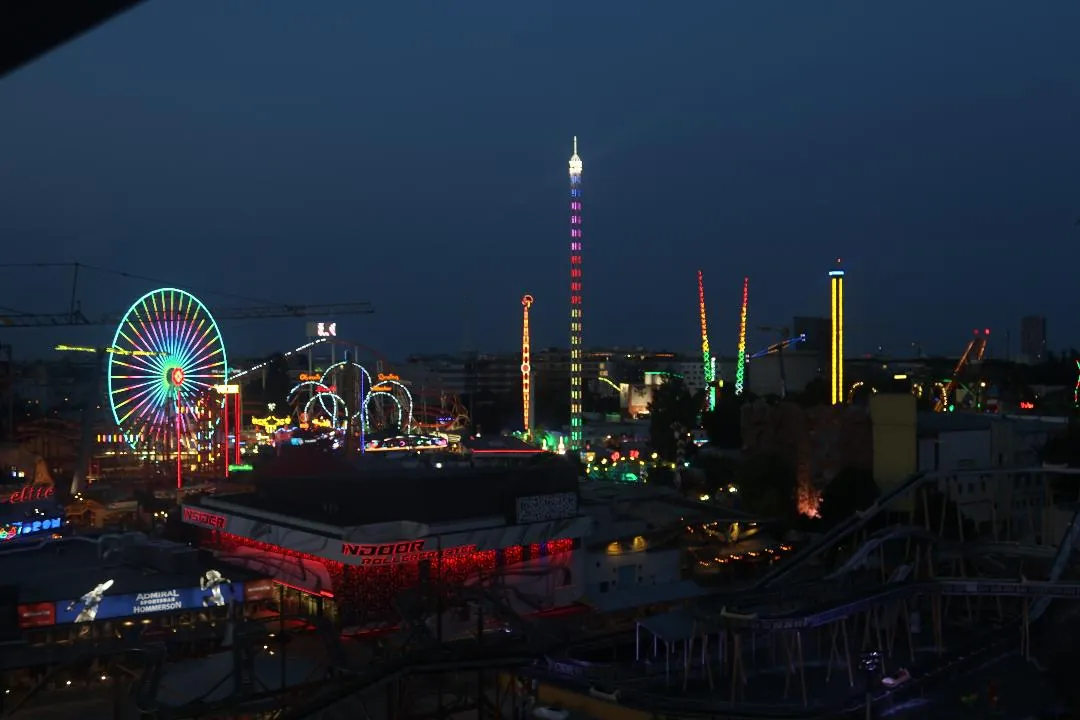 Wien - Prater von oben Freizeitattraktionen im Dunkeln hell beleuchtet