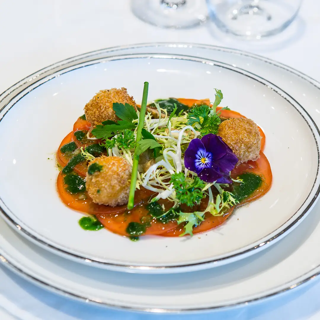 VIVA ONE_ Teller mit köstlichen Speisen kunstvoll angerichtet und verziert - very demure