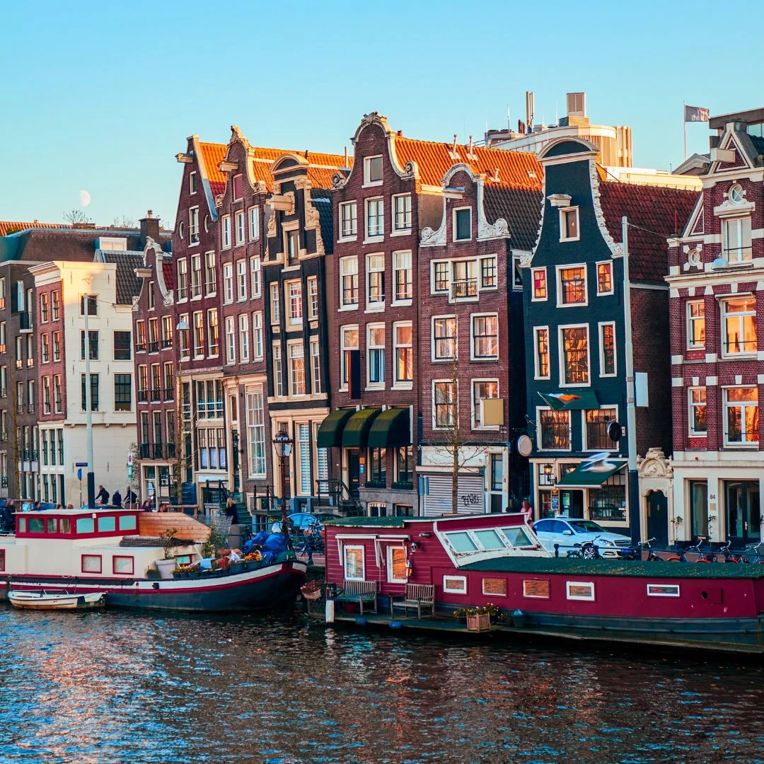 Blick auf die historischen Häuser am Kanal in Amsterdam
