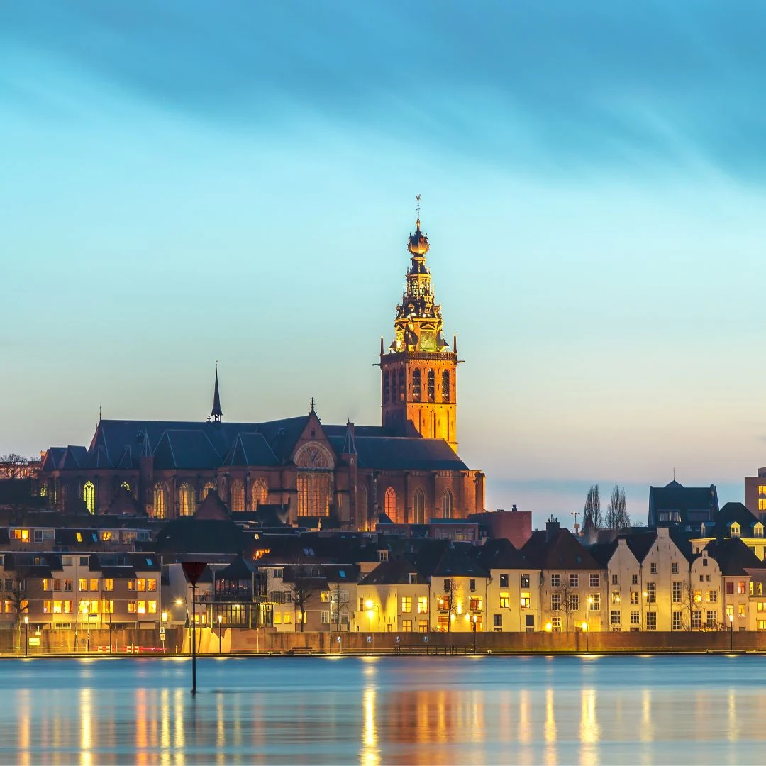 Panoramaaufnahme einer Stadt mit Lichtern am Wasser