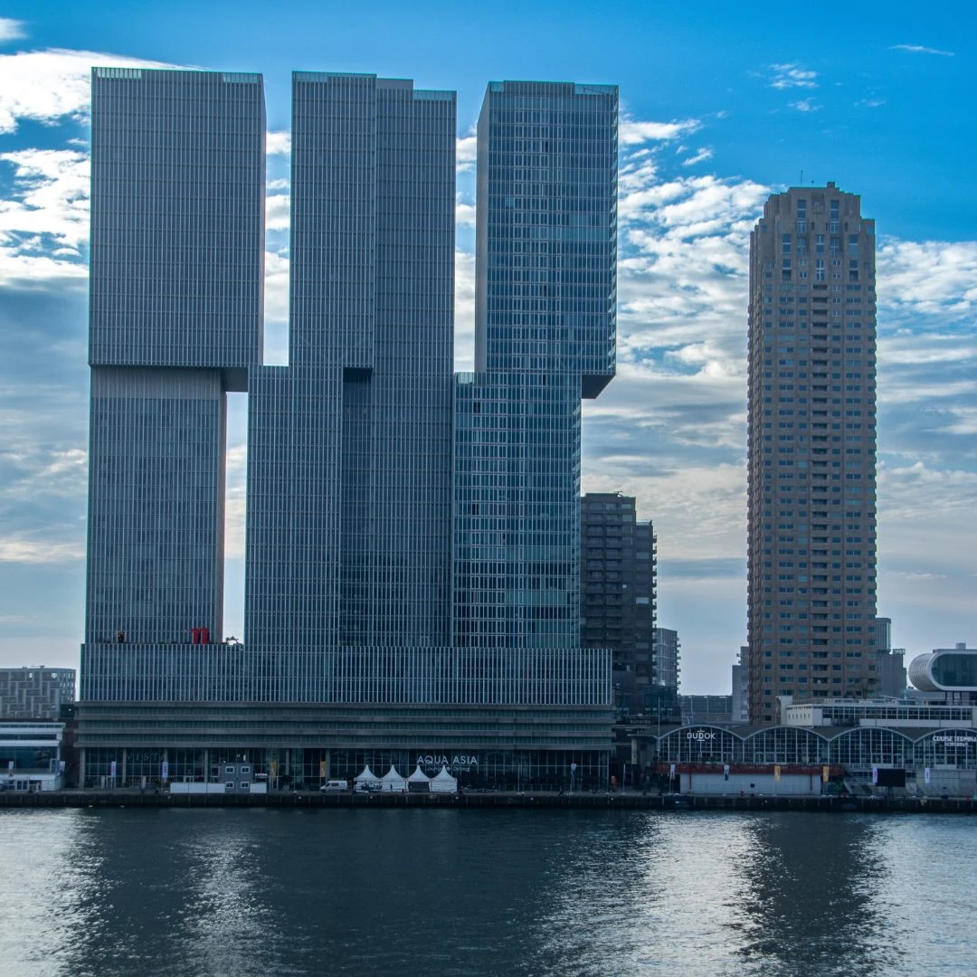 Kombination aus moderner Architektur und natürlichem Wasser in Mexiko-Stadt.