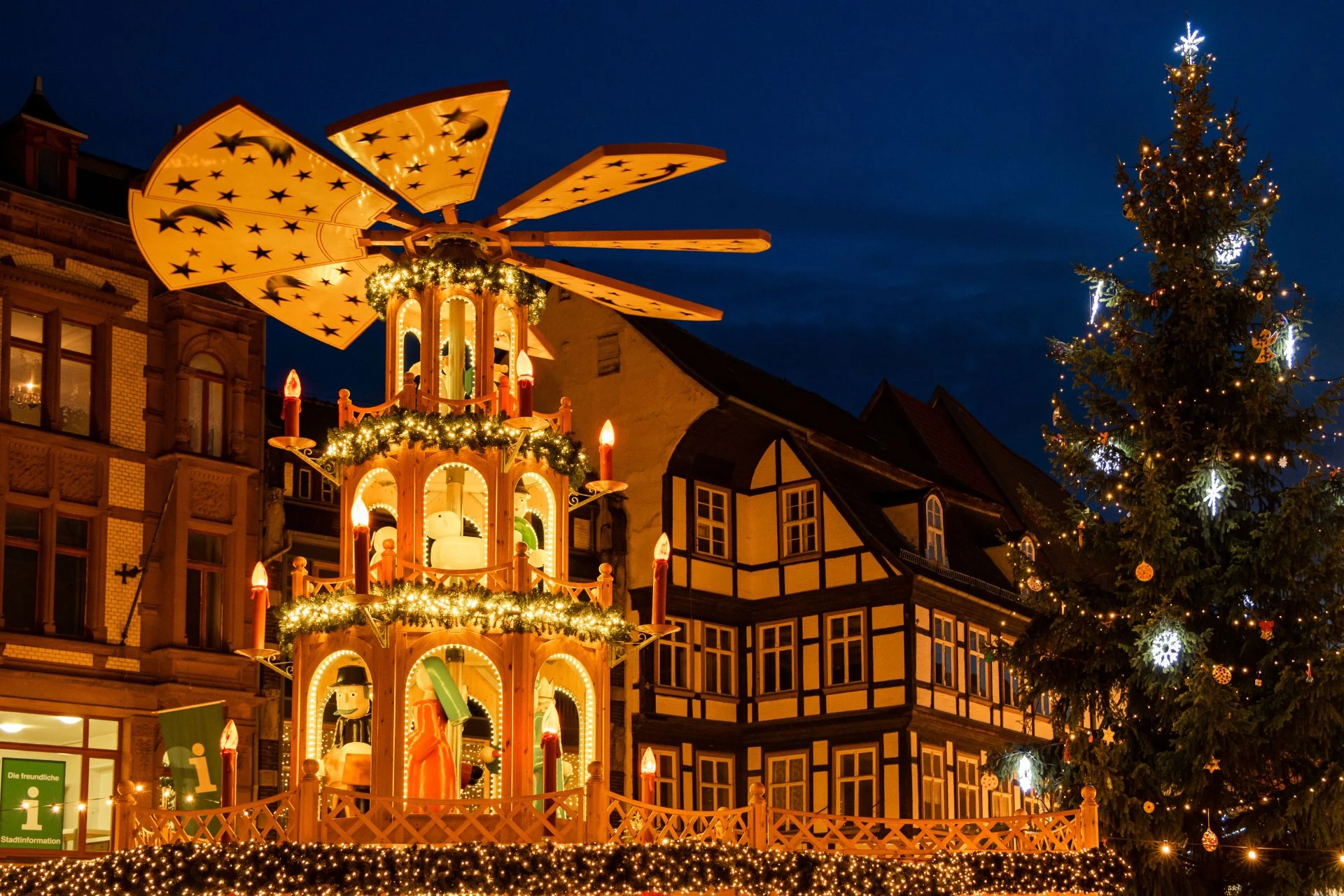 Große Weihnachtspyramide und Tannenbaum auf dem Weihnachtsmarkt in Quedlinburg.