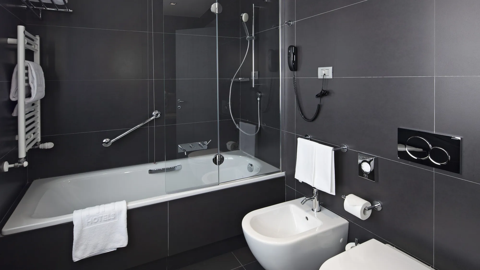 NH Parma - stilvolles dunkelgraues Badezimmer mit Badewanne und weiteren Zubehör