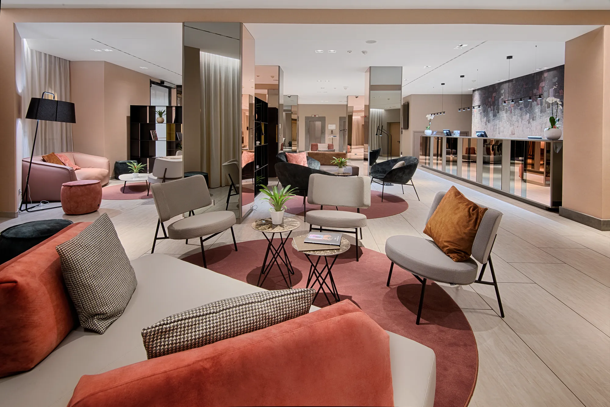 NH Bologna de la Gare - Lobby Eingangsbereich vor der Rezeption - gemütliche Sitzmöglichkeiten mit Kissen und Zeitschriften