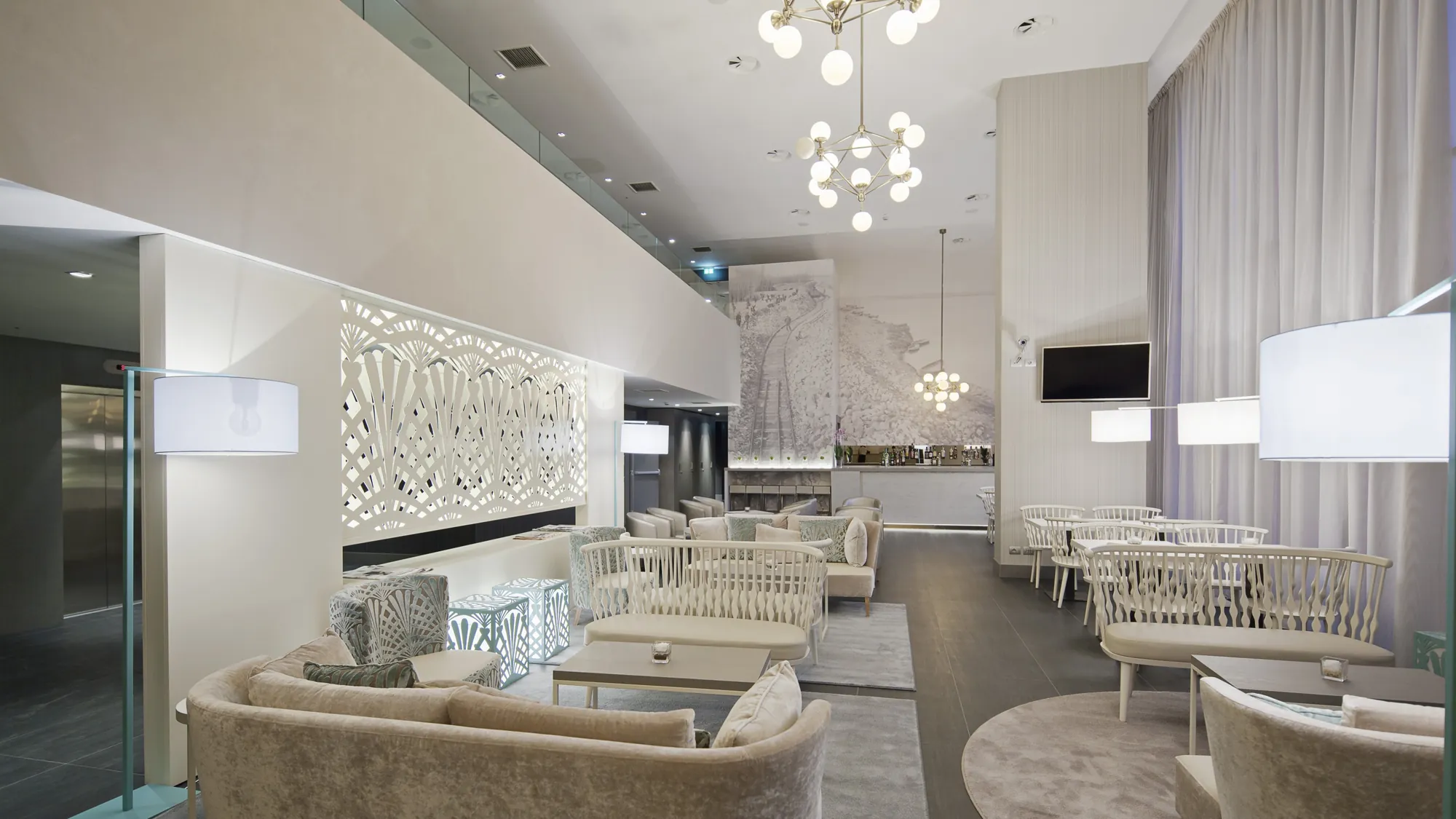 NH Parma - Aussicht auf helle Lobby mit vielen Sitzmöglichkeiten