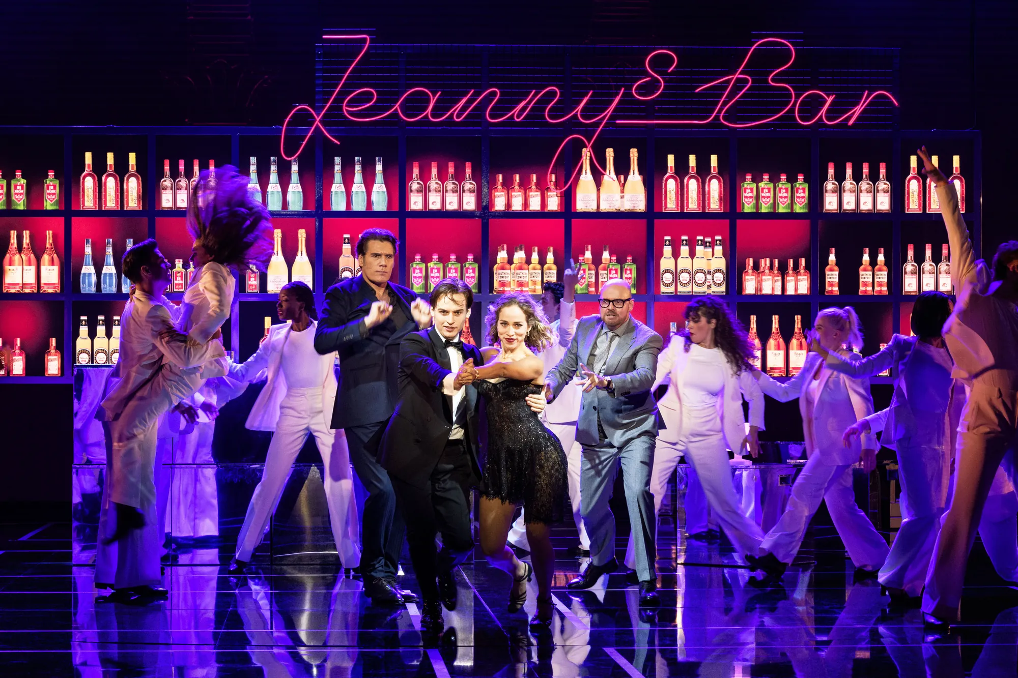 Rock Me Amadeus Musical - Falco mit Isabella in einer Bar energisch am Tanzen