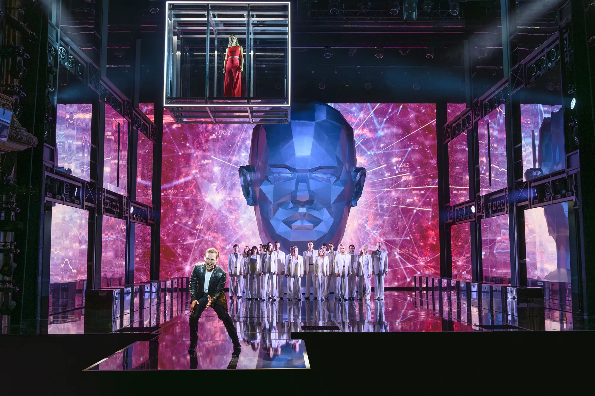 Rock Me Amadeus Musical - Falco vorne, während Isabella gefangen im Käfig über ihn schwebt