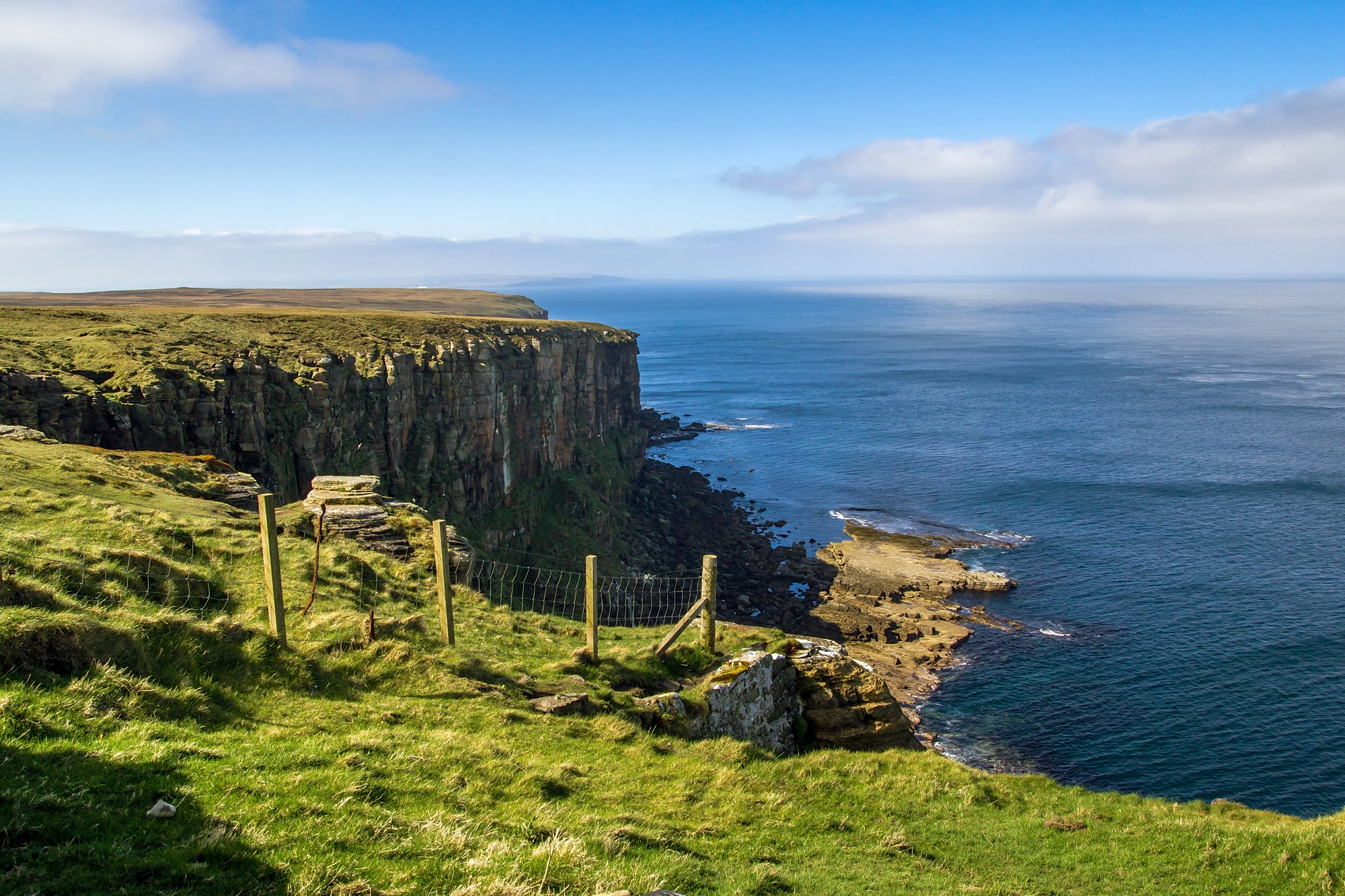 Felsen und Graslandschaft an der Küste