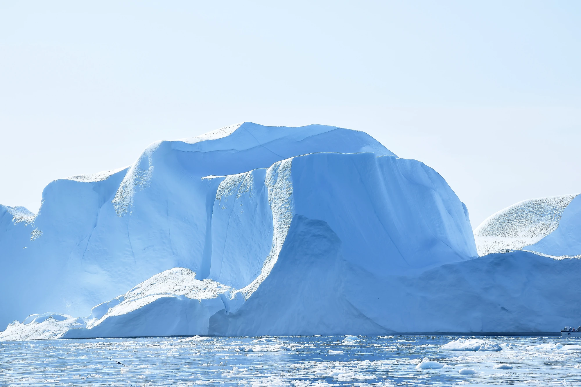 Schneebedeckte Berge und Eisformationen
