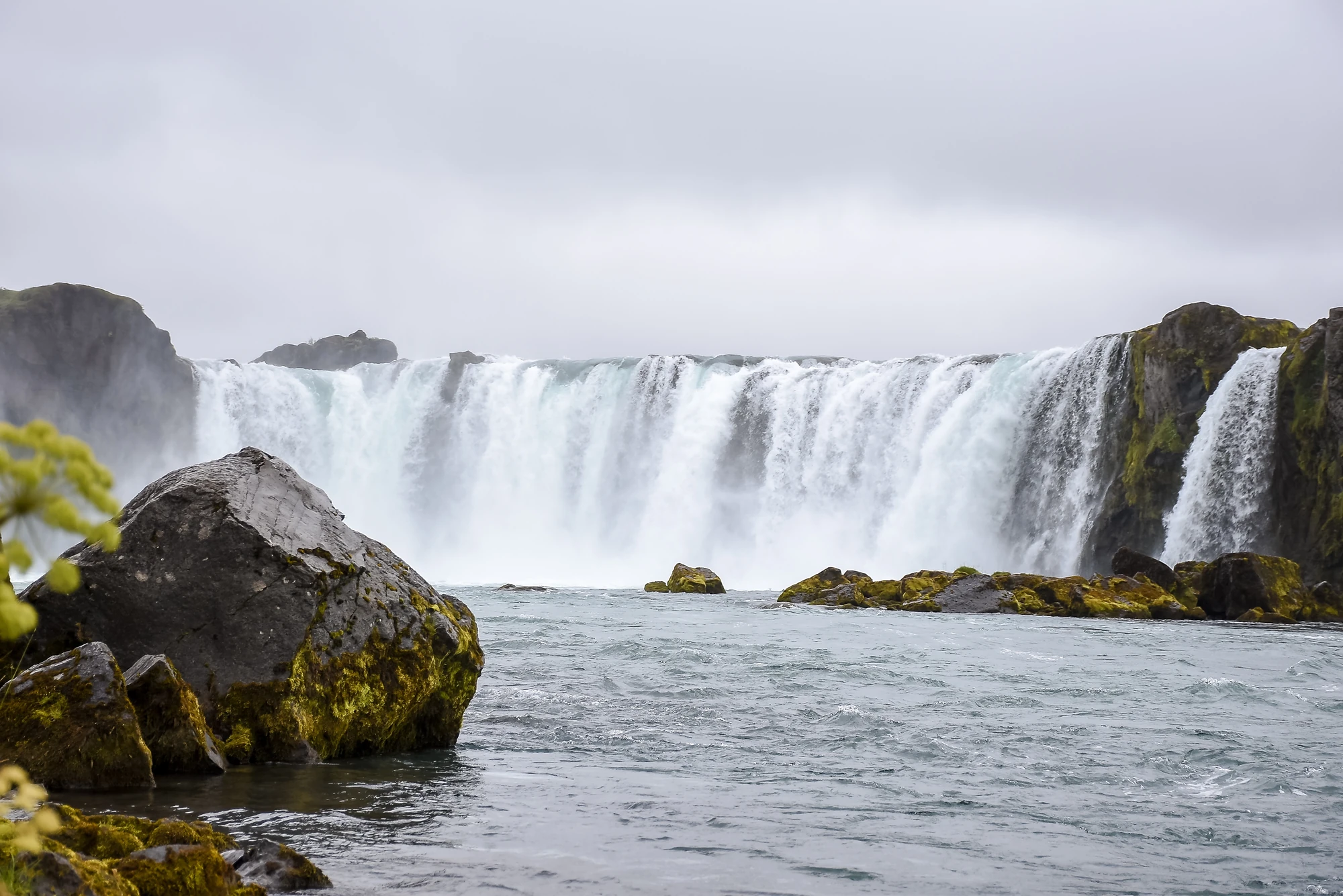 Naturphänomen mit dampfenden und gefärbten Felsen