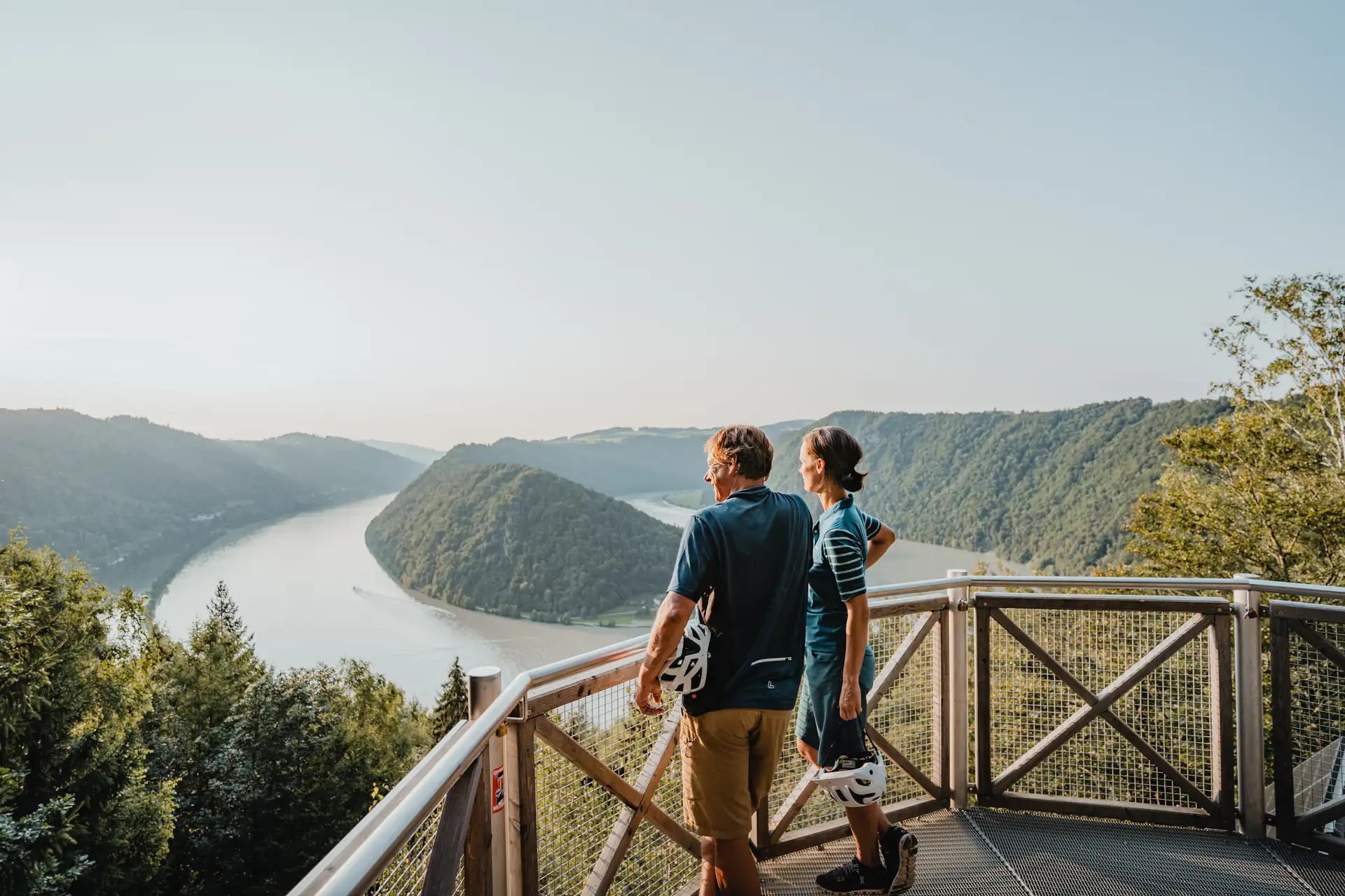 Radfahrer-Pärchen an der Schloegener Schlinge bei Haibach genießen einen malerischen Ausblick