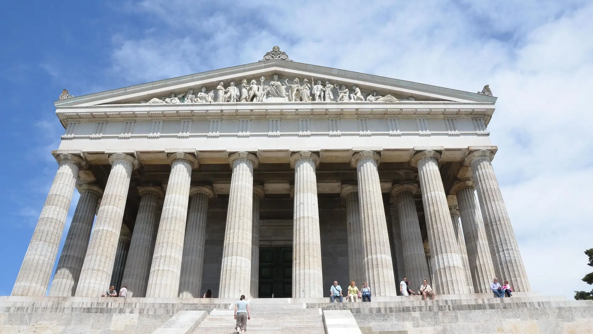 Walhalla-Gedächtnishalle bei Regensburg mit dorischen Säulen und Figuren im Giebelfeld unter blauem Himmel