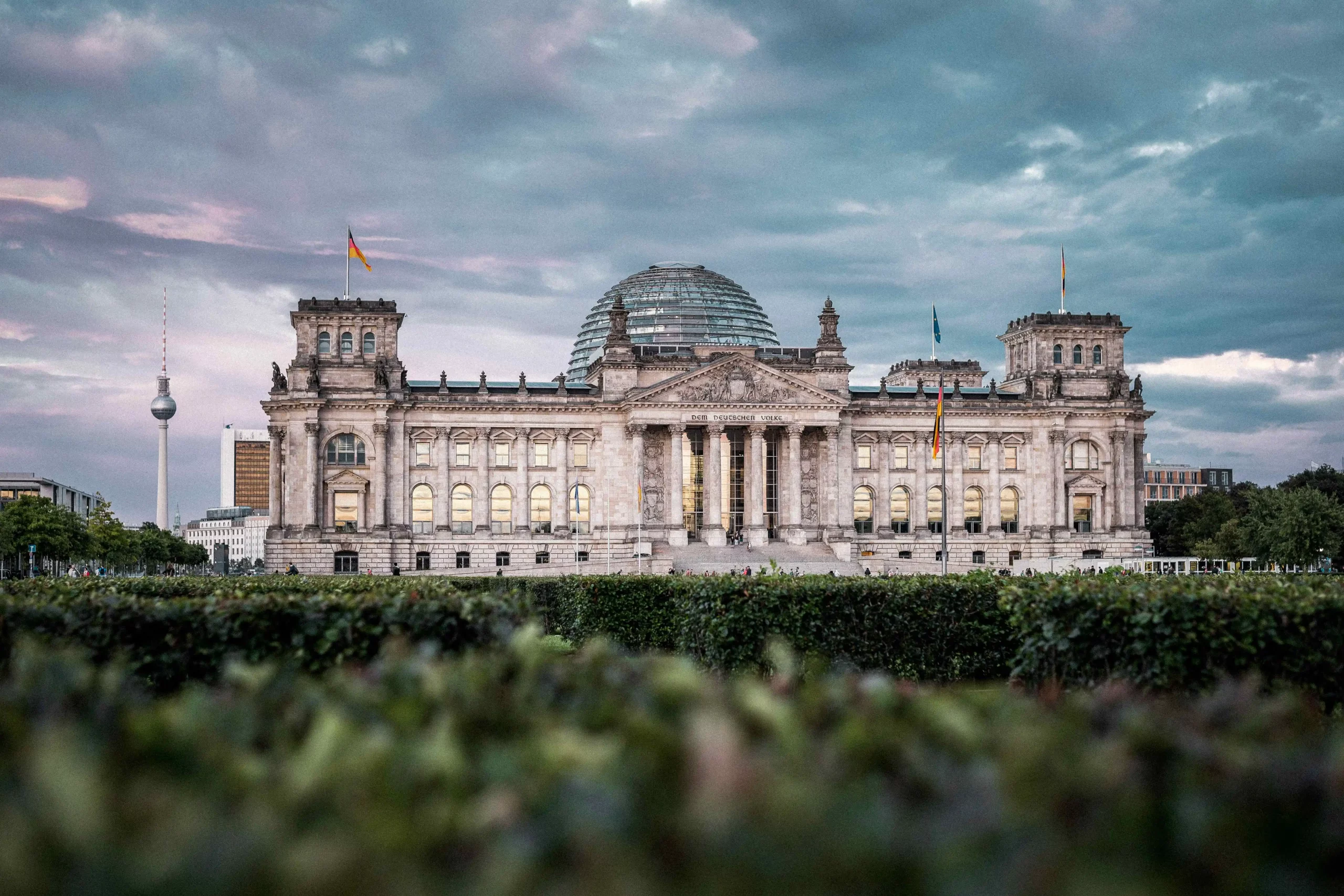 Der Reichstag in Berlin von vorne fotografiert.