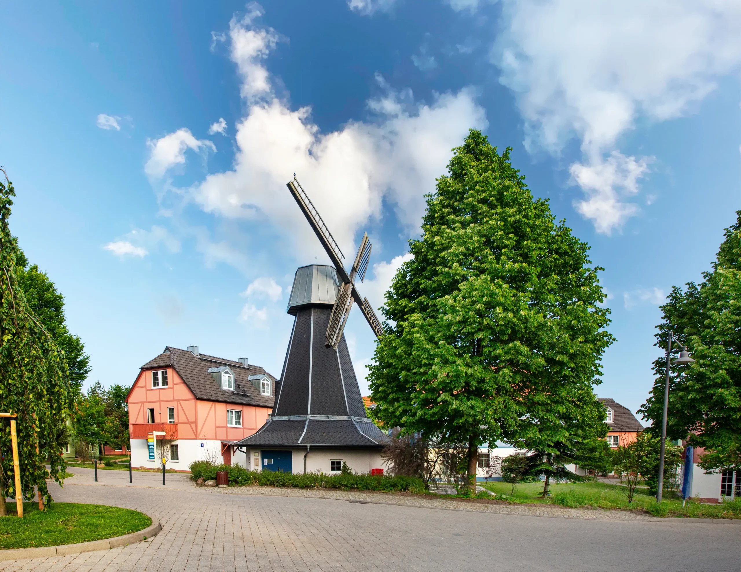 Malerische Windmühle in einem deutschen Dorf unter blauem Himmel.