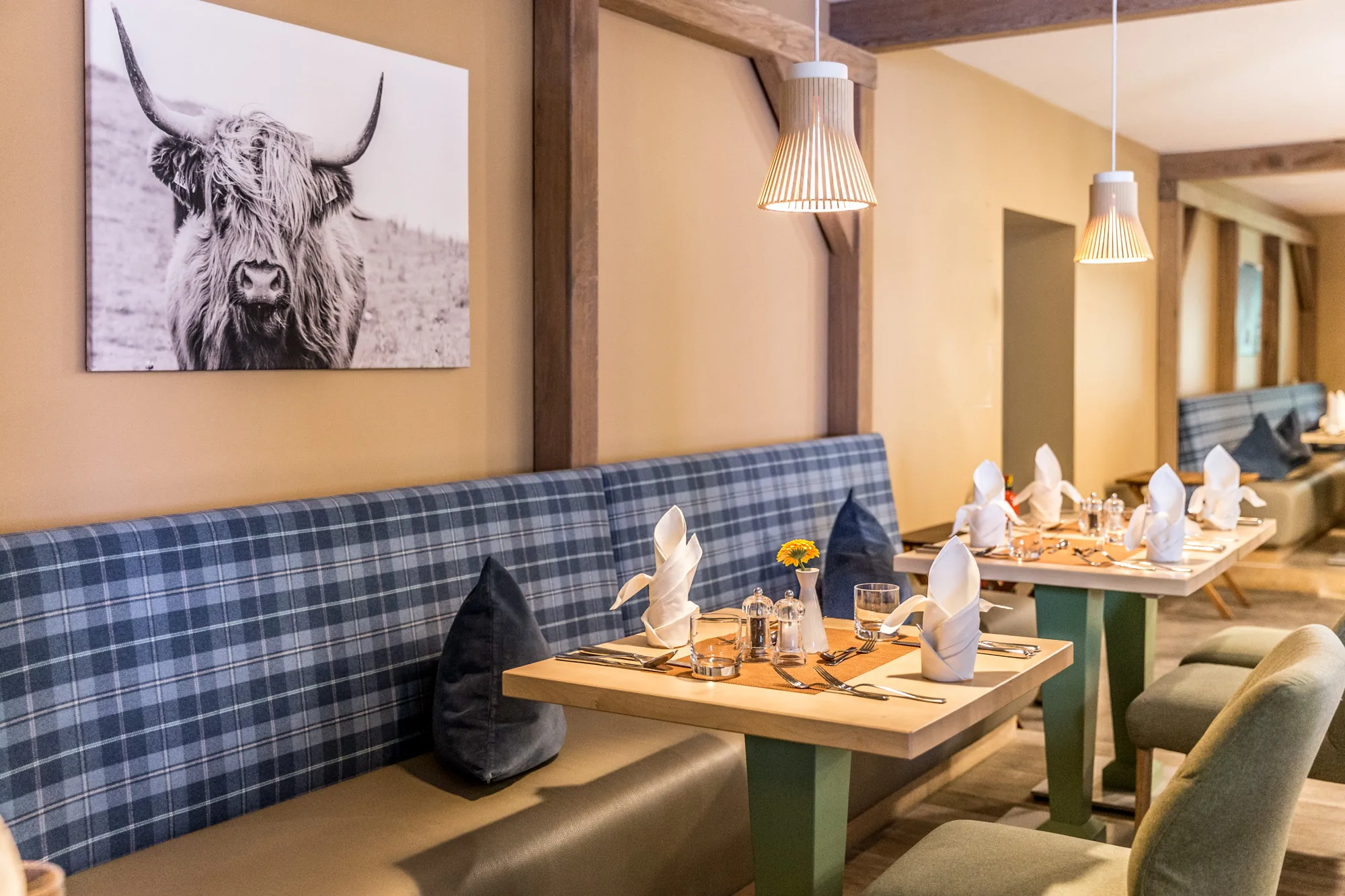 Restaurant mit eingedeckten Tischen